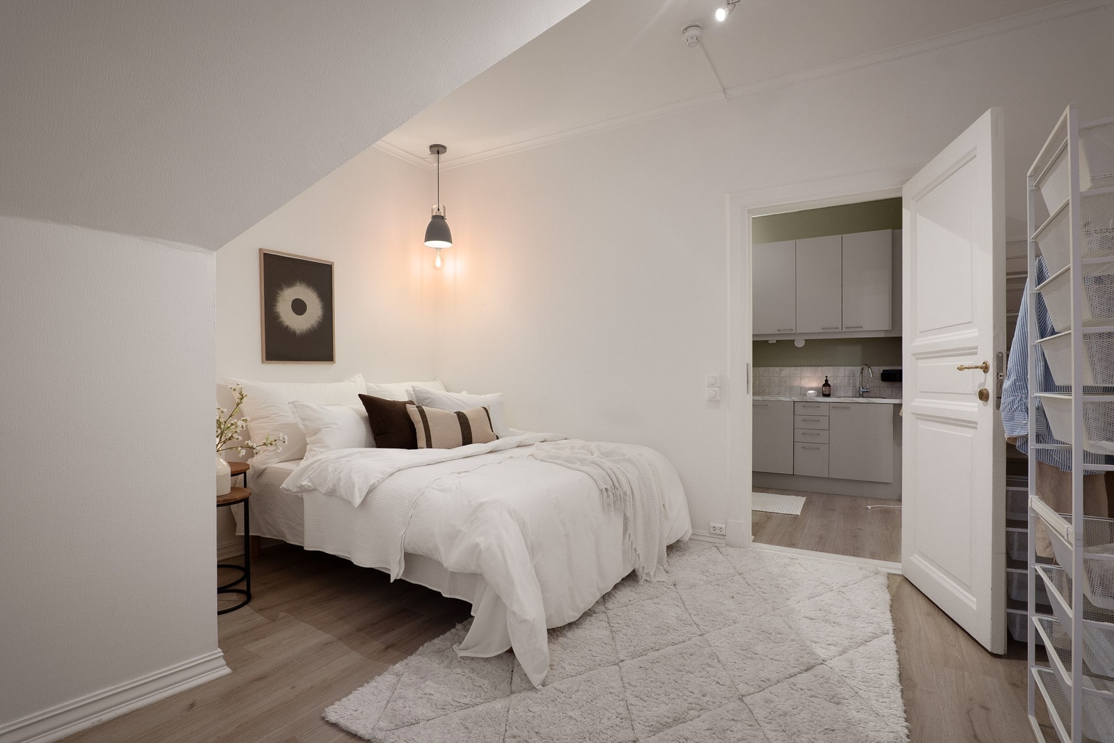 Soverommet har både høy himling og et generøst areal, med mulighet for skap eller skyvedørsgarderobe langs veggen mot stuen. Galleribilde