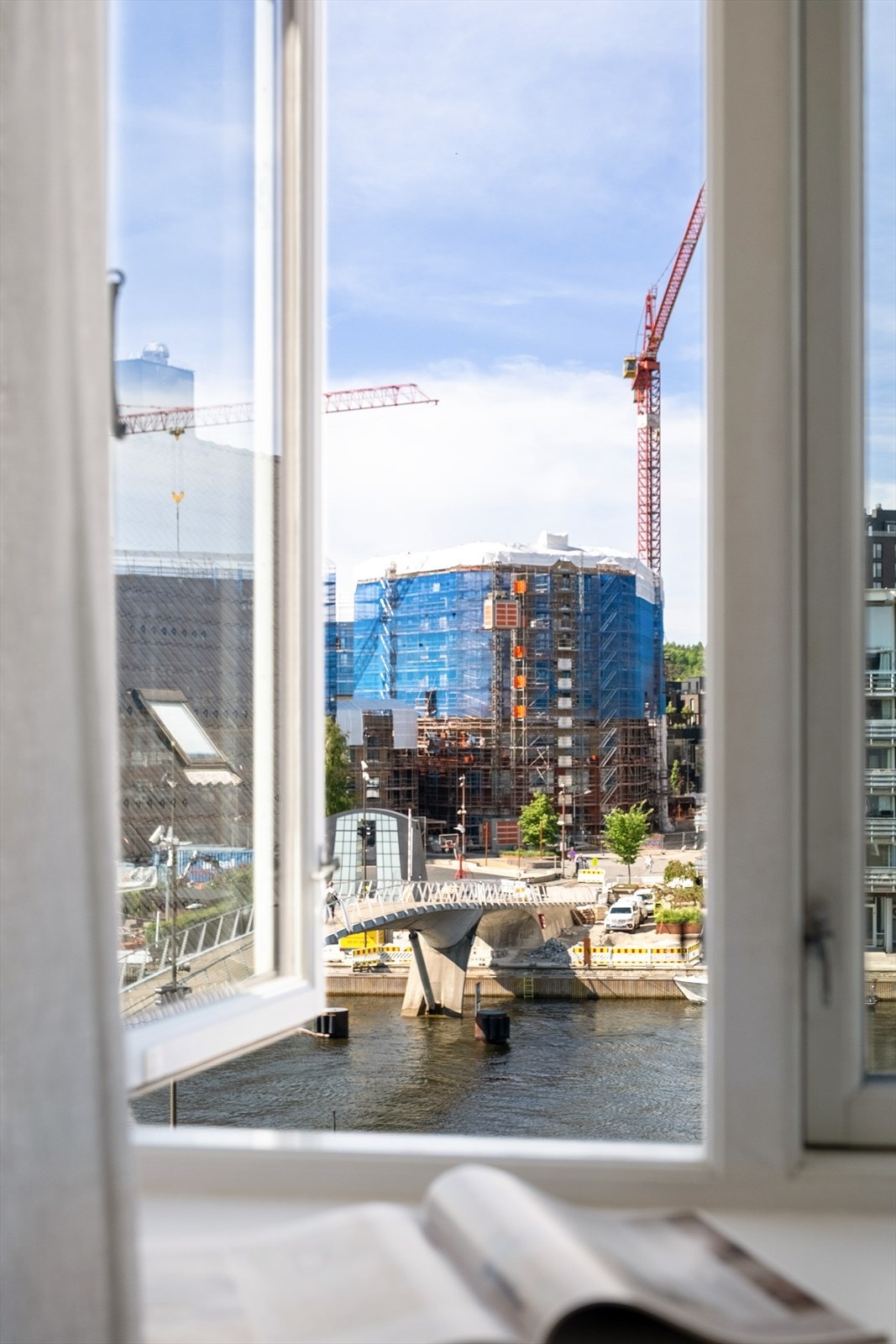 I både stuen og soverommet sees utsyn Vesterelven over det gamle Fisketorget. Fotograf; Kristoffer Kristiansen. Galleribilde