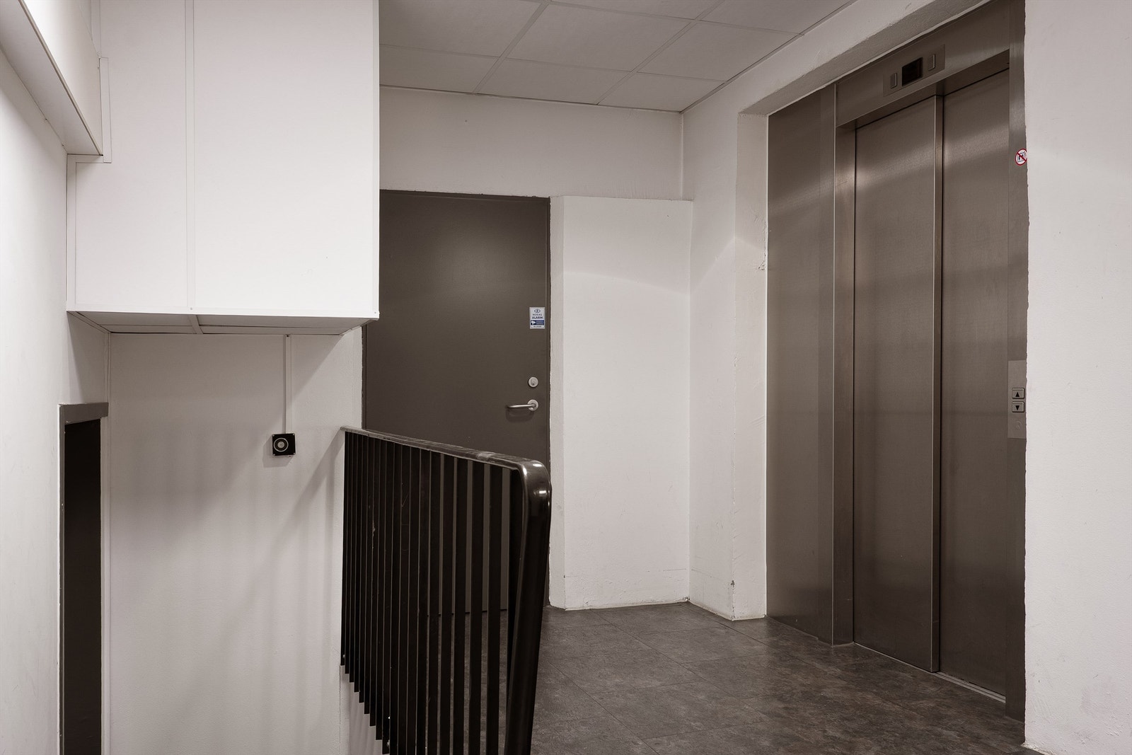 Det er heis tilgjengelig i samme etasje. Galleribilde