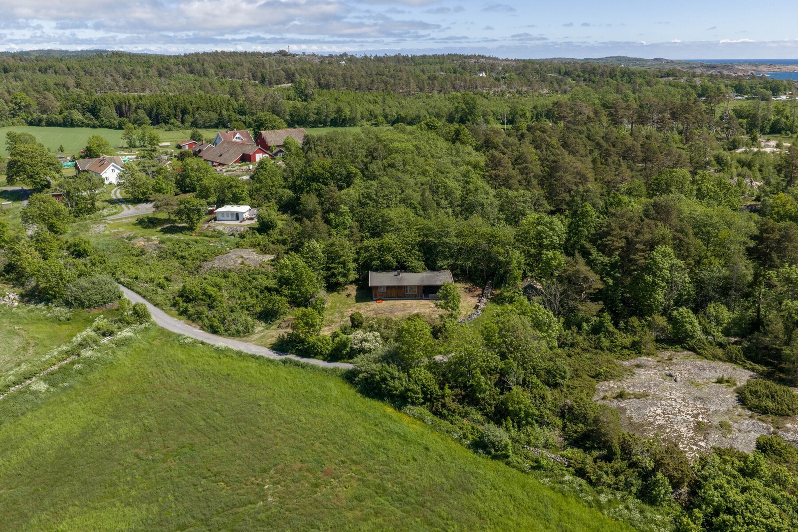 Eiendommen har en attraktiv og tilbaketrukket beliggenhet på Løvall i Brunlanes. Galleribilde