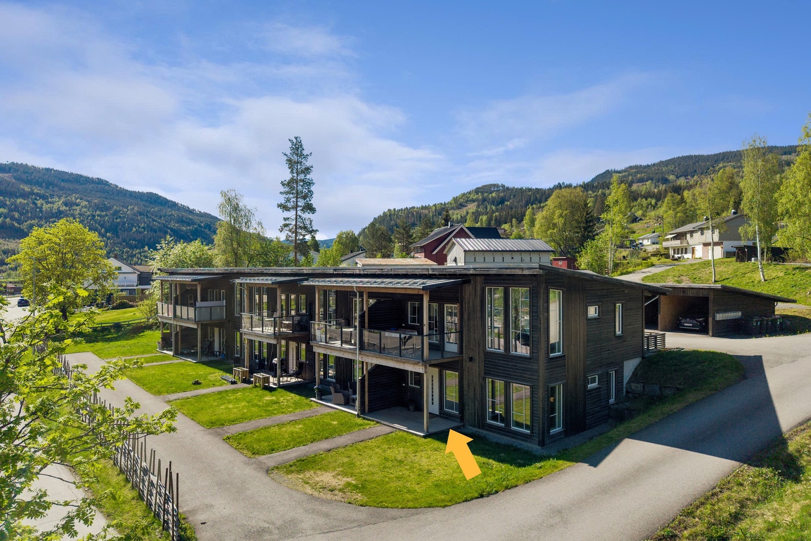 Leiligheten ligger i et moderne bygg fra 2019 og byr på en praktisk planløsning med alt på én flate. Leilighetens plassering i bygget ses på bildet. Galleribilde
