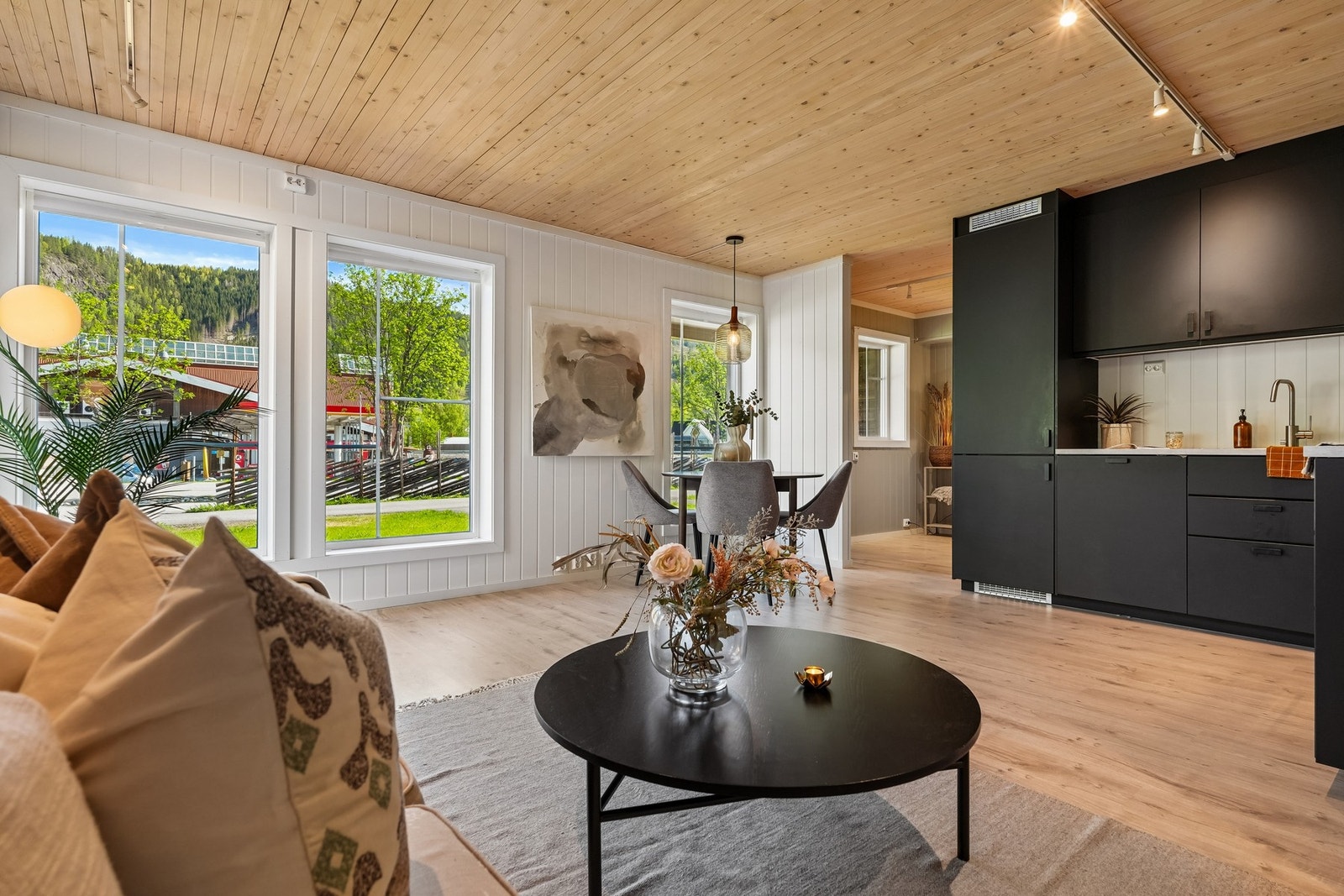 Varmekabler i gulvet i stua sikrer lun og god følelse året rundt. Galleribilde