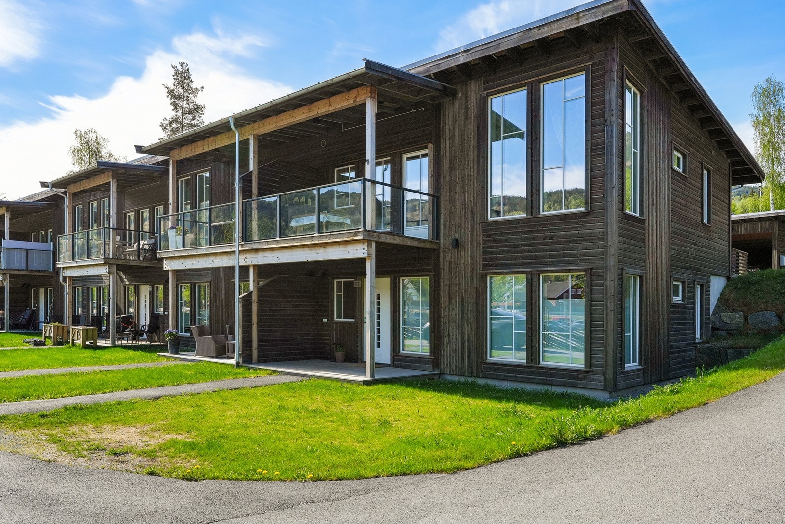 Denne leiligheten har fin beliggenhet i sameiet og fremstår som en lys og fin endeleilighet. Leiligheten har balansert ventilasjon. Galleribilde