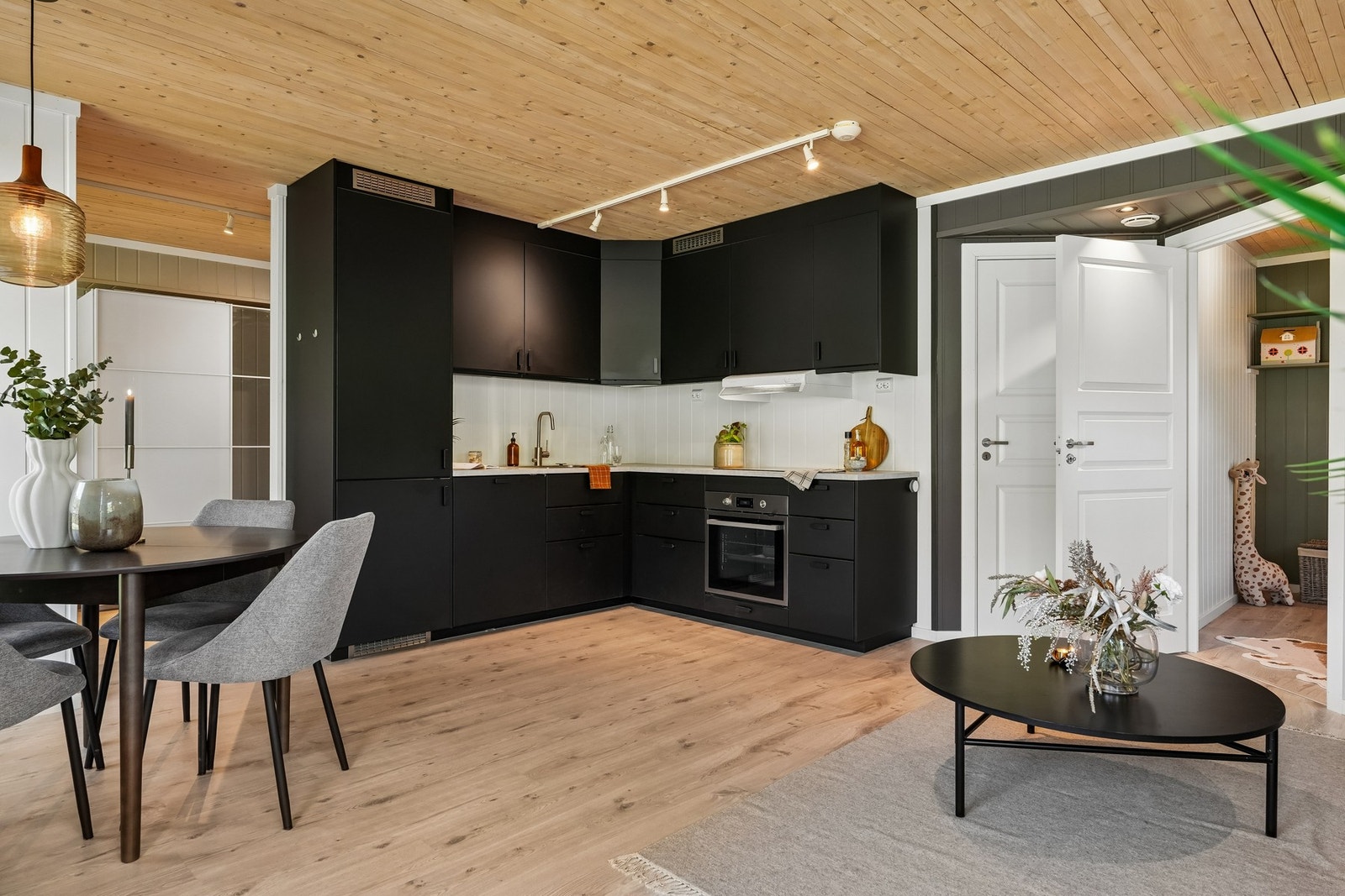 Kjøkkenet har kjøkkeninnredning i folierte plater med over- og underskap og laminat benkeplate i trefylling. Galleribilde