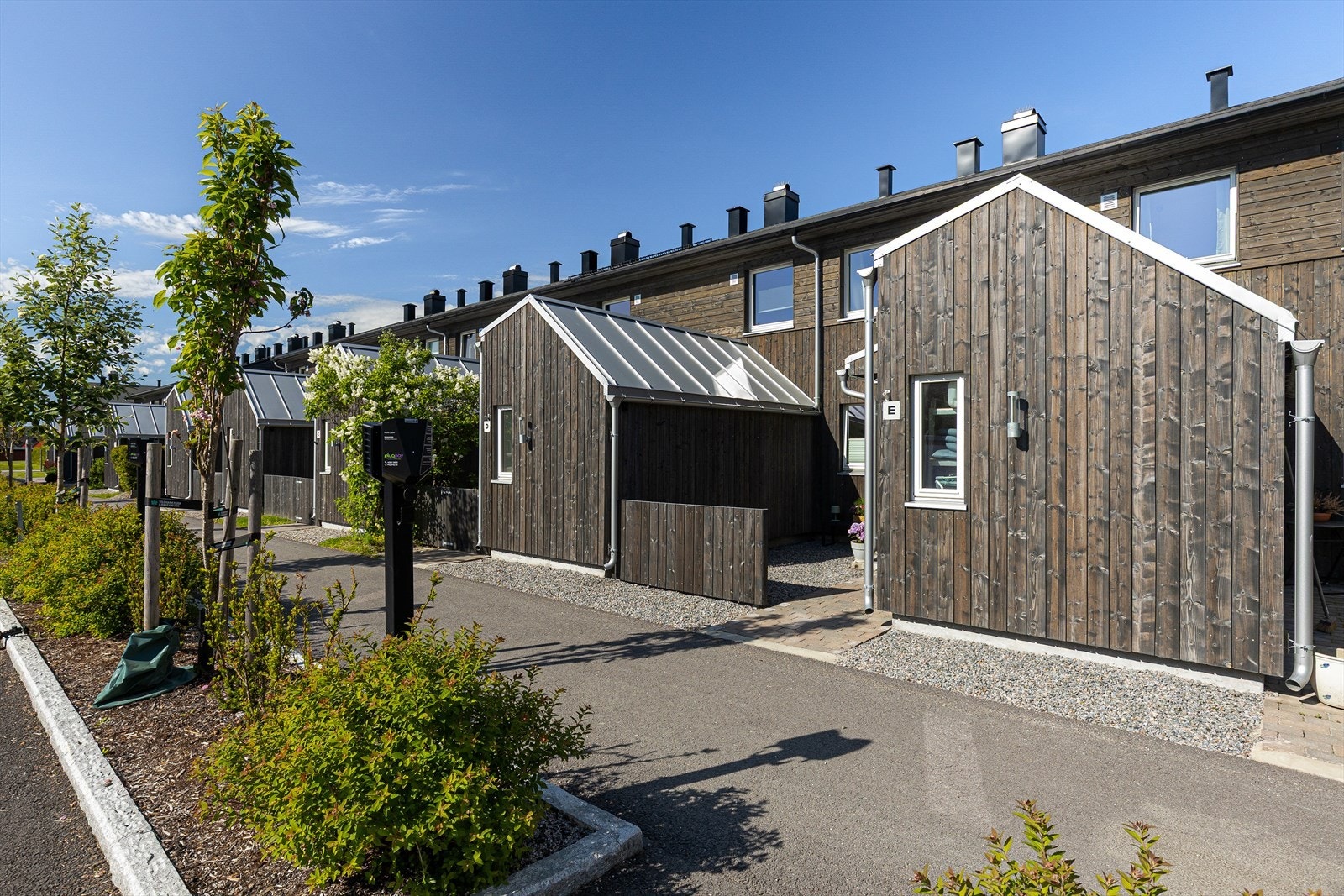 Rekkehuset har en gjennomgående oppgradert fasade med ny, etterisolert kledning og nytt tak fra 2024. Galleribilde