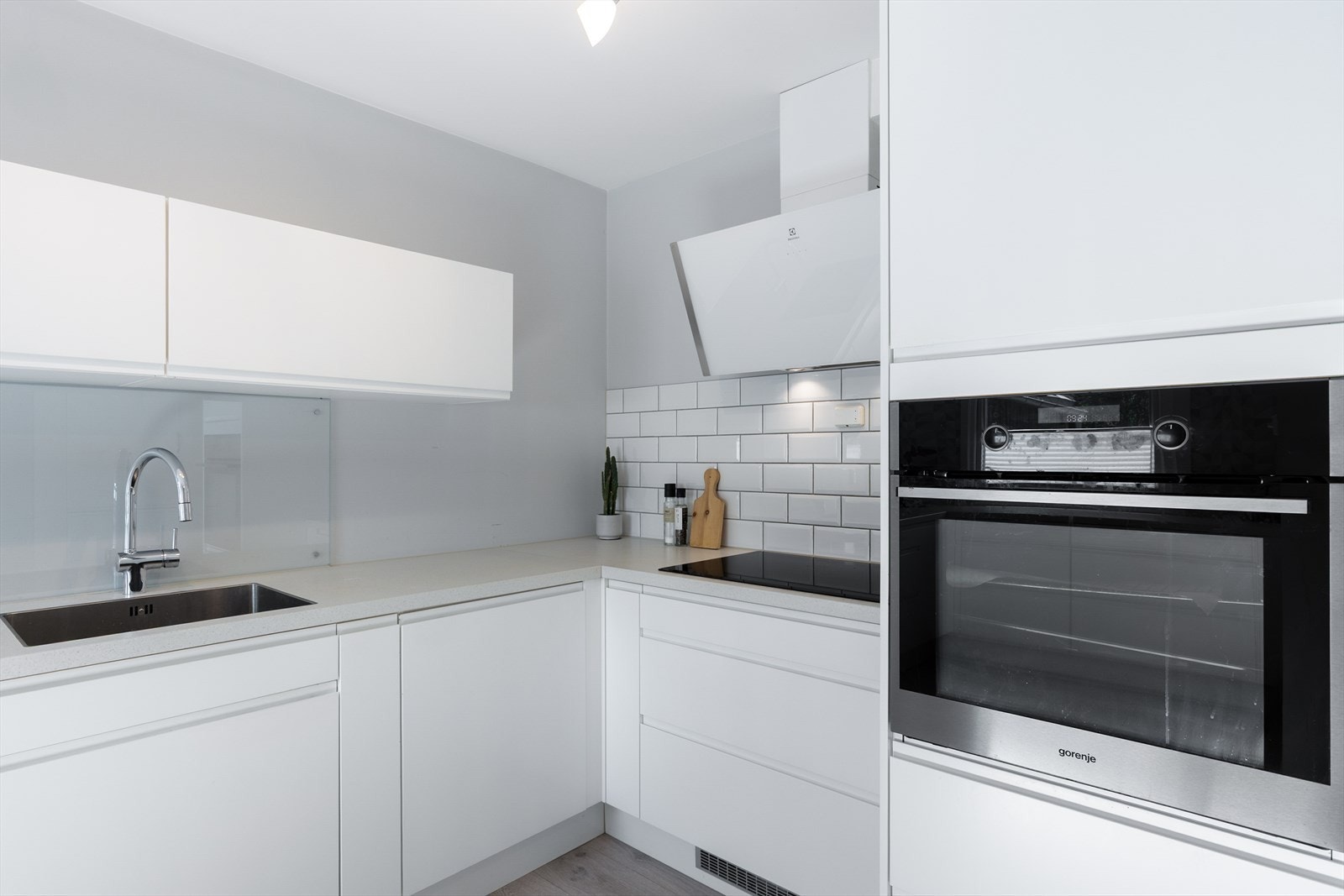 Benkeplaten har gode arbeidsflater, nedfelt platetopp og planlimt oppvaskkum. Det er montert komfyrvakt og ventilator med avtrekk ut. Galleribilde
