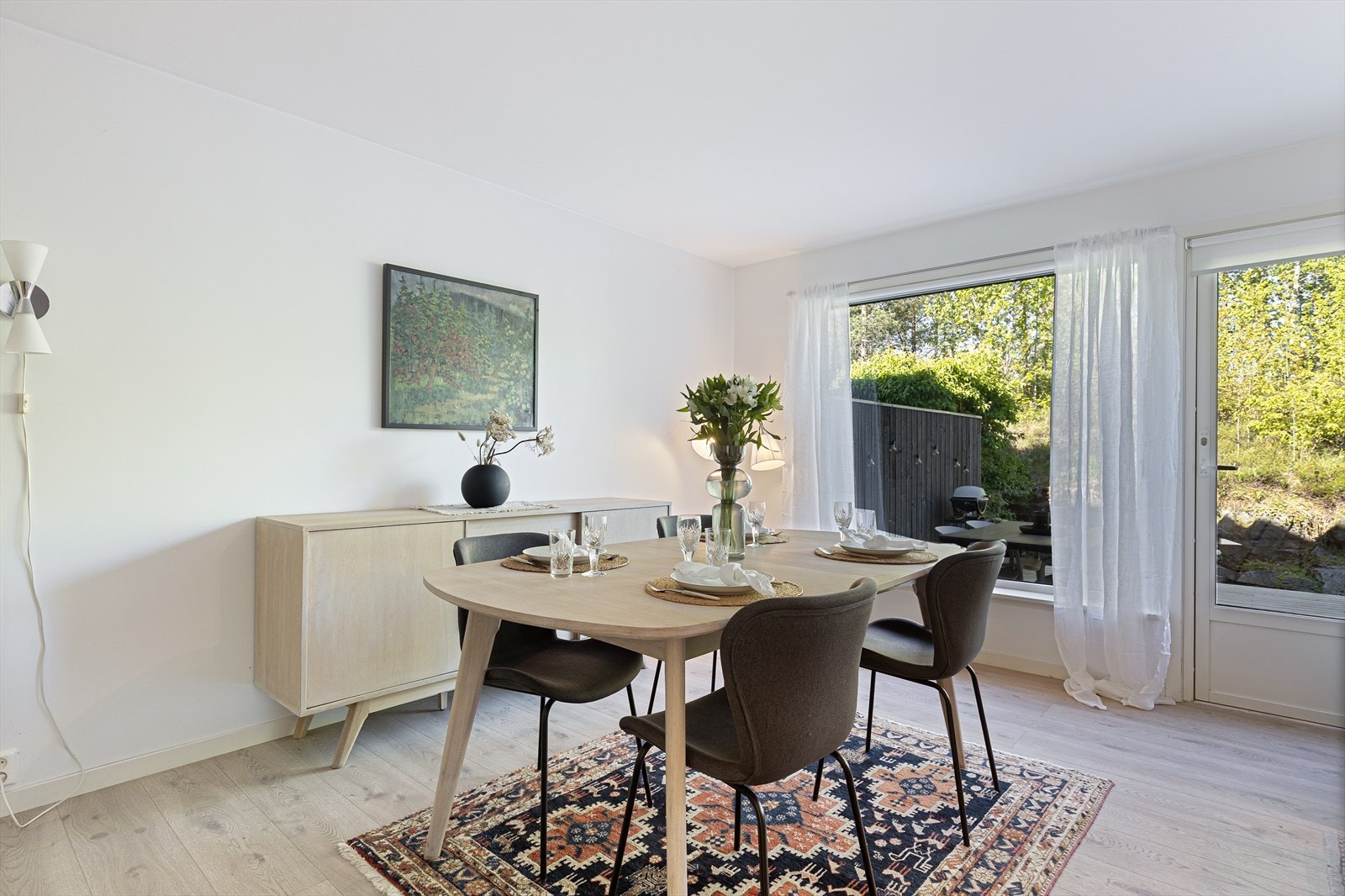 Stuen har fin plass til sofagruppe og spisestue side om side, samt utgang til vestvendt platting. Vinduer og balkongdør er byttet i 2011. Galleribilde