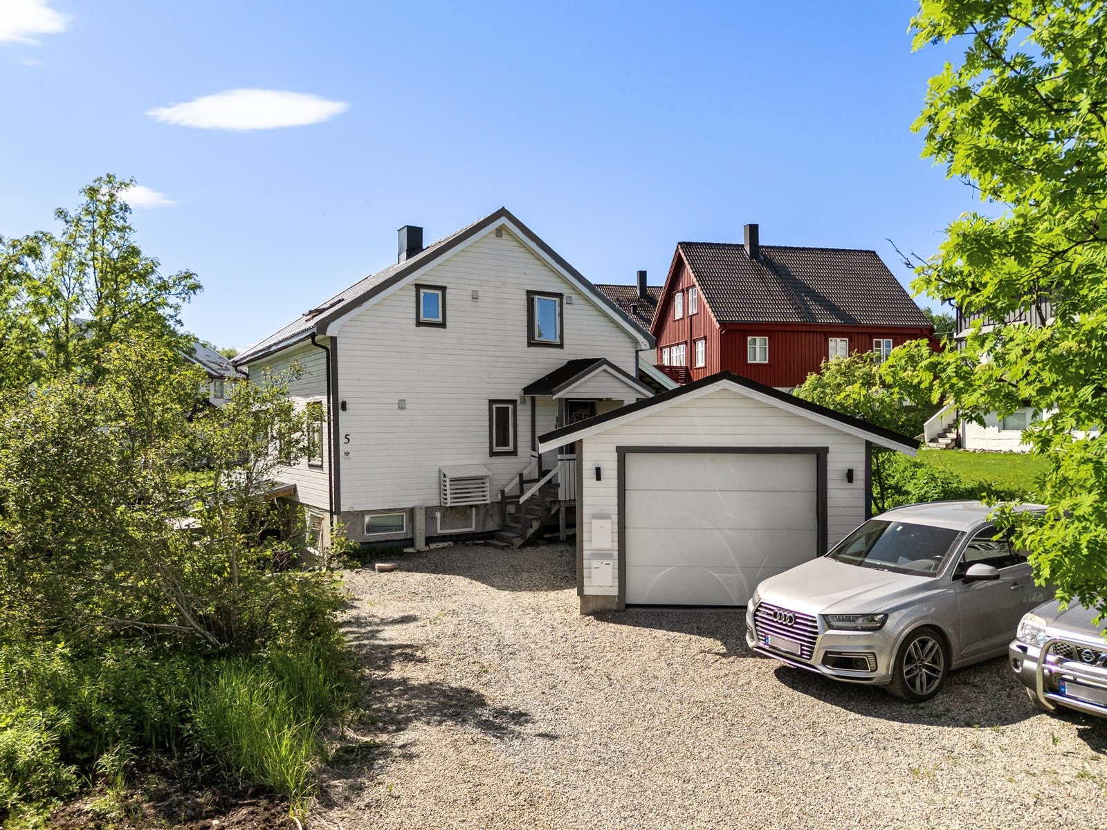 Biloppstillingsplasser på tomt og i garasje.