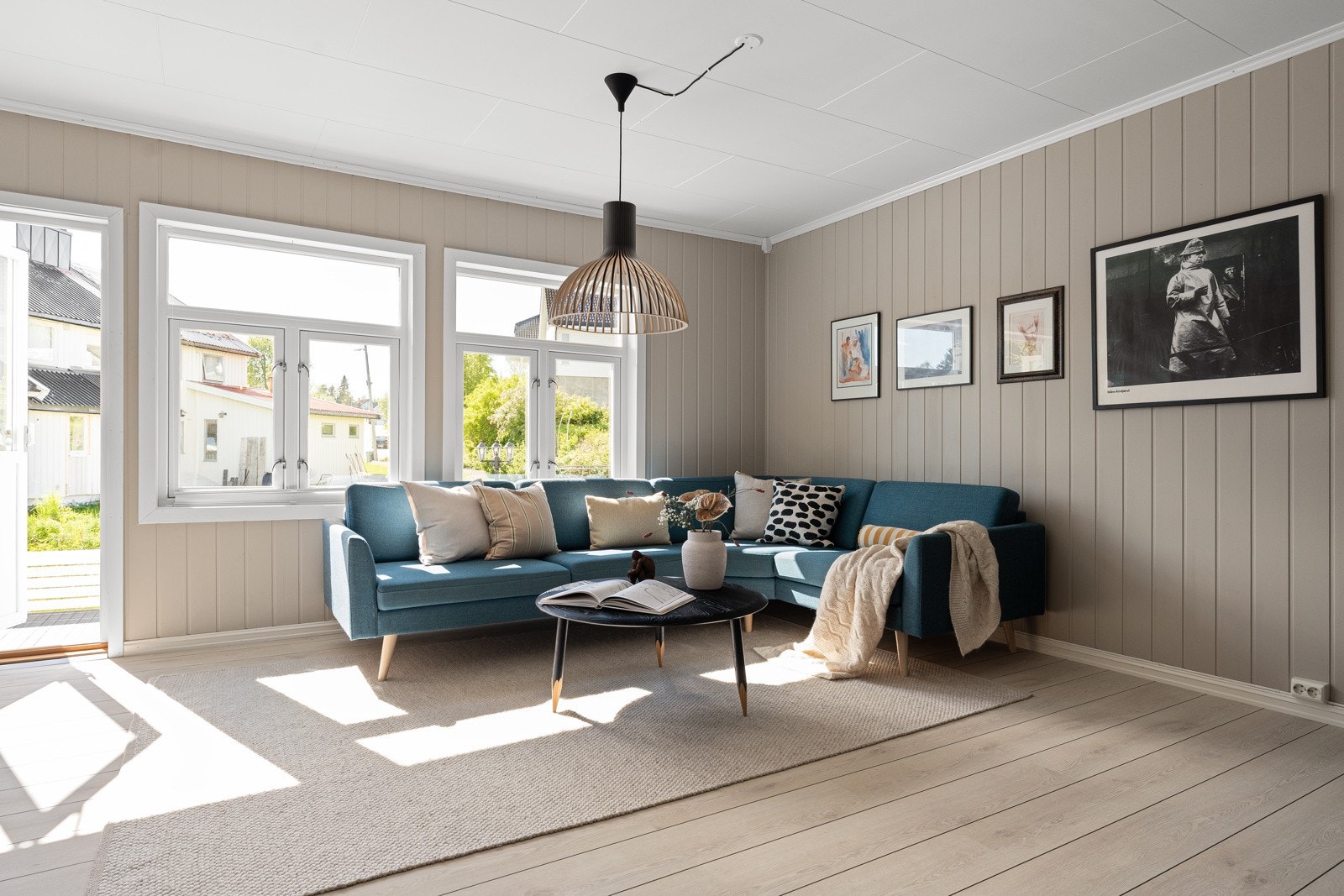 Stuen har utgang til sørvendt terrasse og hage.