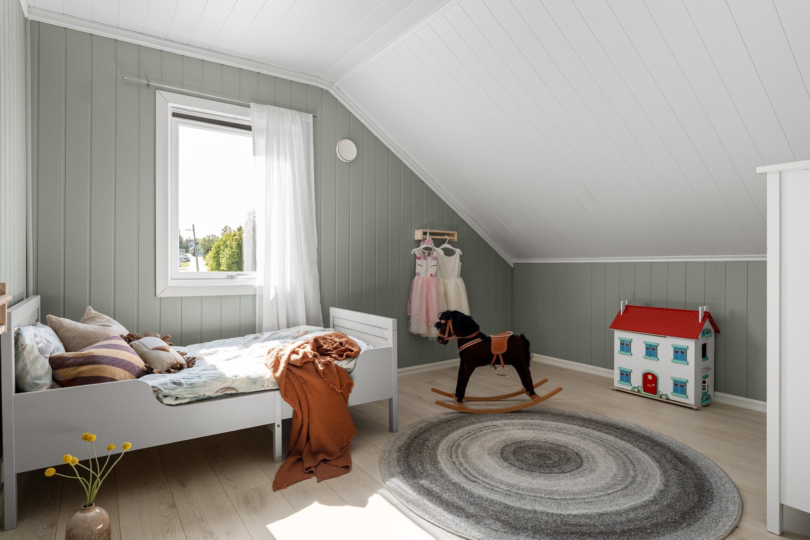 På loft er det 3 soverom.