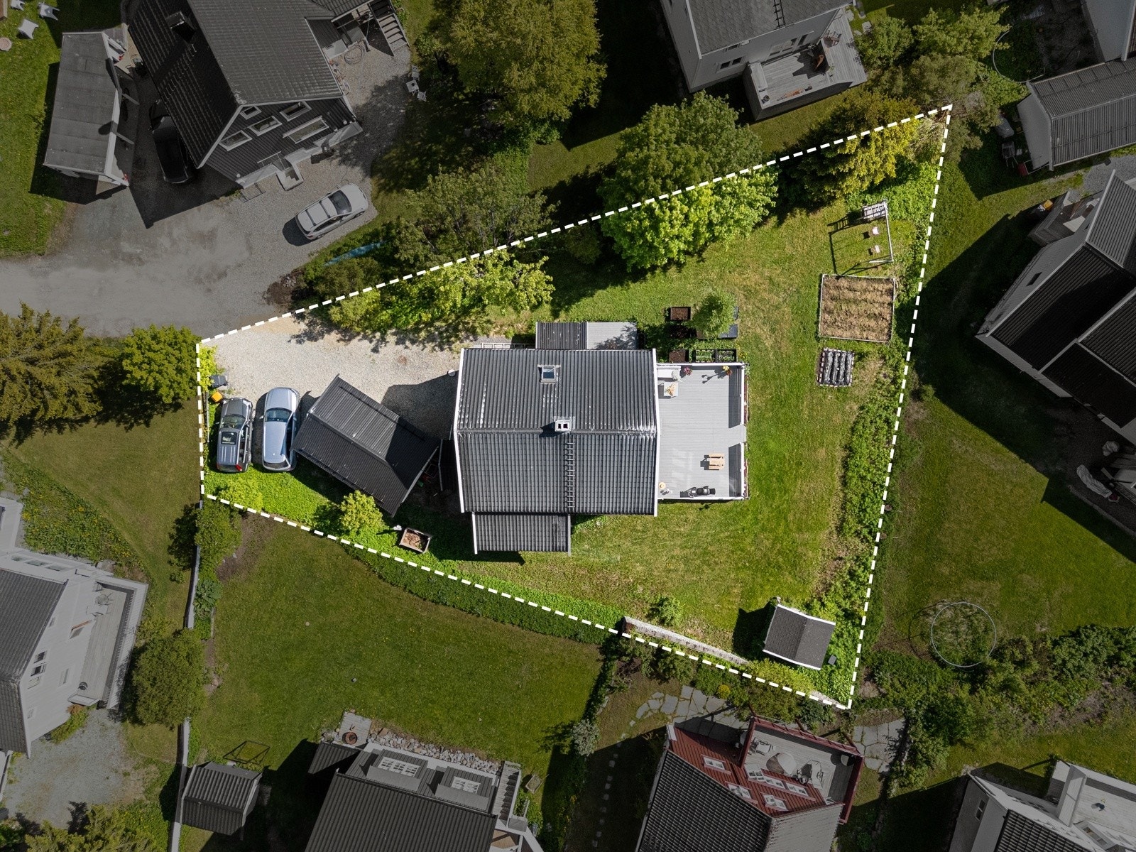 Tilbaketrukket i et rolig og familievennlig område uten gjennomgangstrafikk, med gode utearealer og god plass til lek og aktivitet for barna.