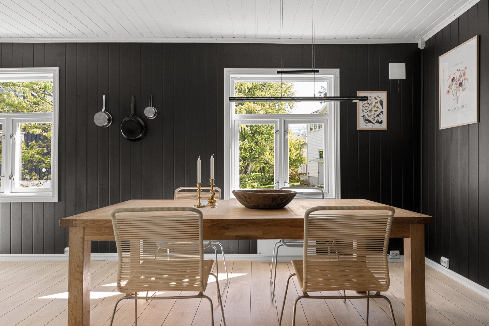 Spisestuedel i forlengelse av kjøkkenet. Svært koselig allrom med god plass til spisebord.