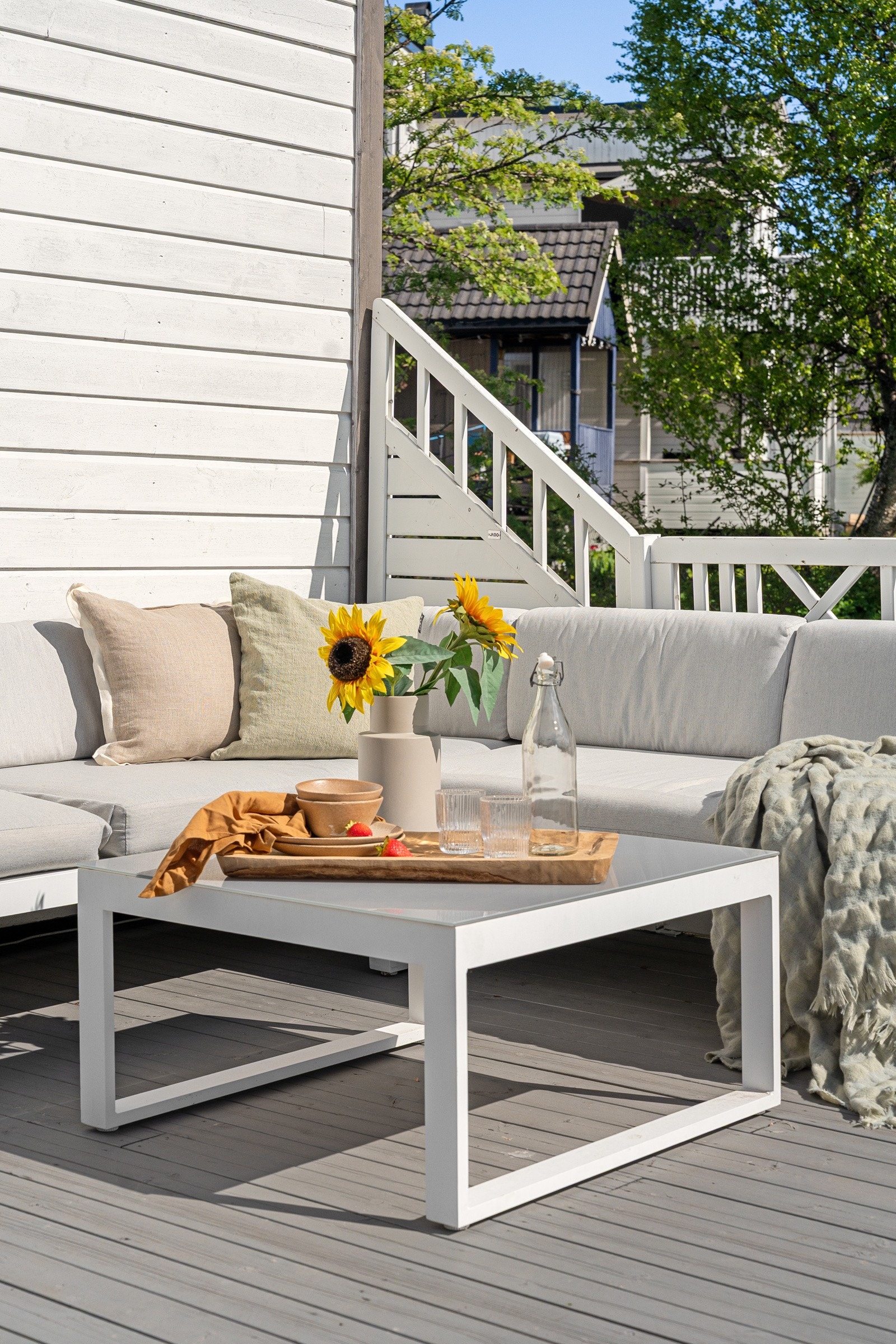 Meget solrik terrasse hvor godværsdagene kan nytes i solkroken.