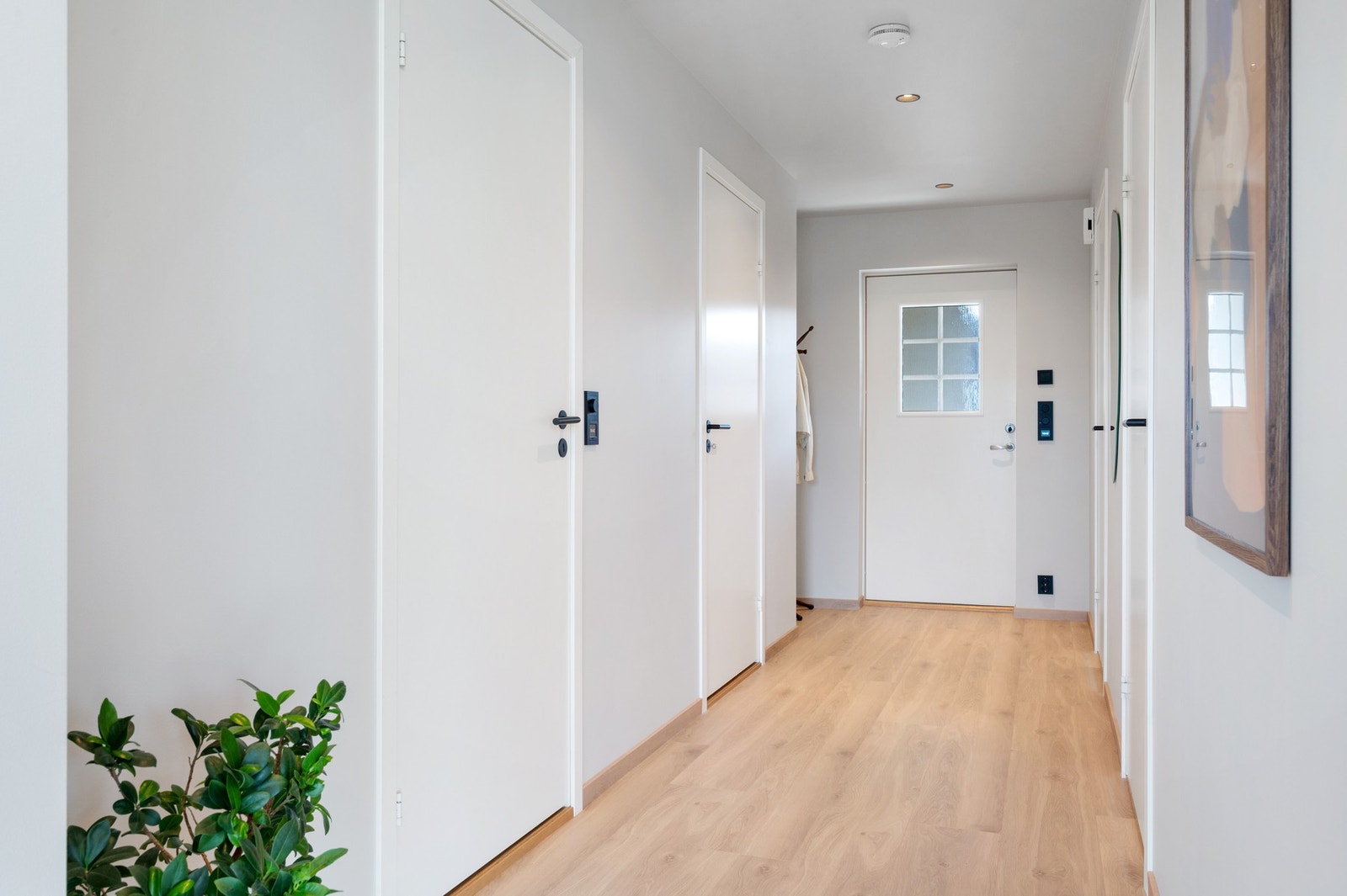 Entréen har varme i gulvet - Her er det nisje med god plass til yttertøy og sko Galleribilde