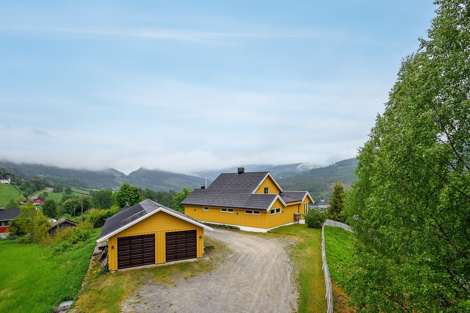 Eiendommen har gruset adkomstvei og gode parkeringsmuligheter på egen tomt. Galleribilde