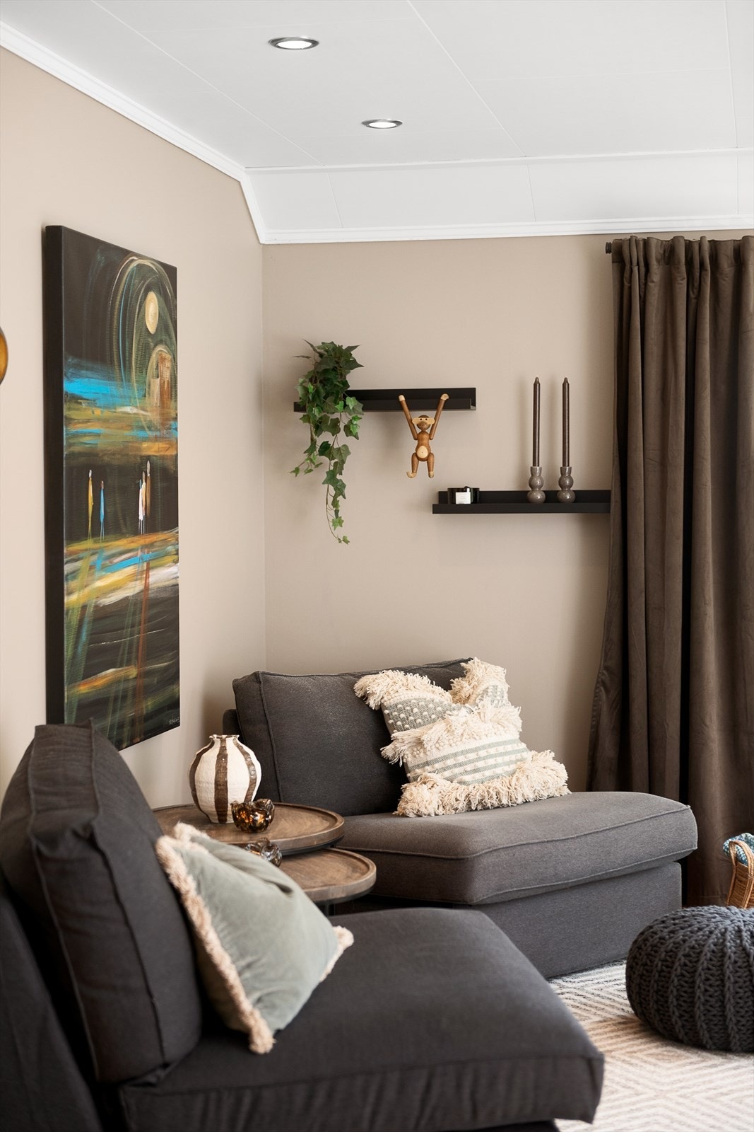 Himlingen i stuen har malte plater og downlights. Galleribilde