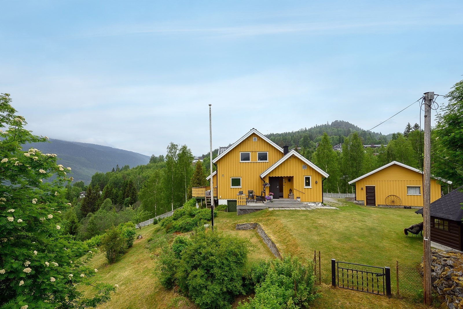 Enebolig fra 1924, tilbygget i 1984 og 1995, med en høy og fri beliggenhet i terrenget. Galleribilde