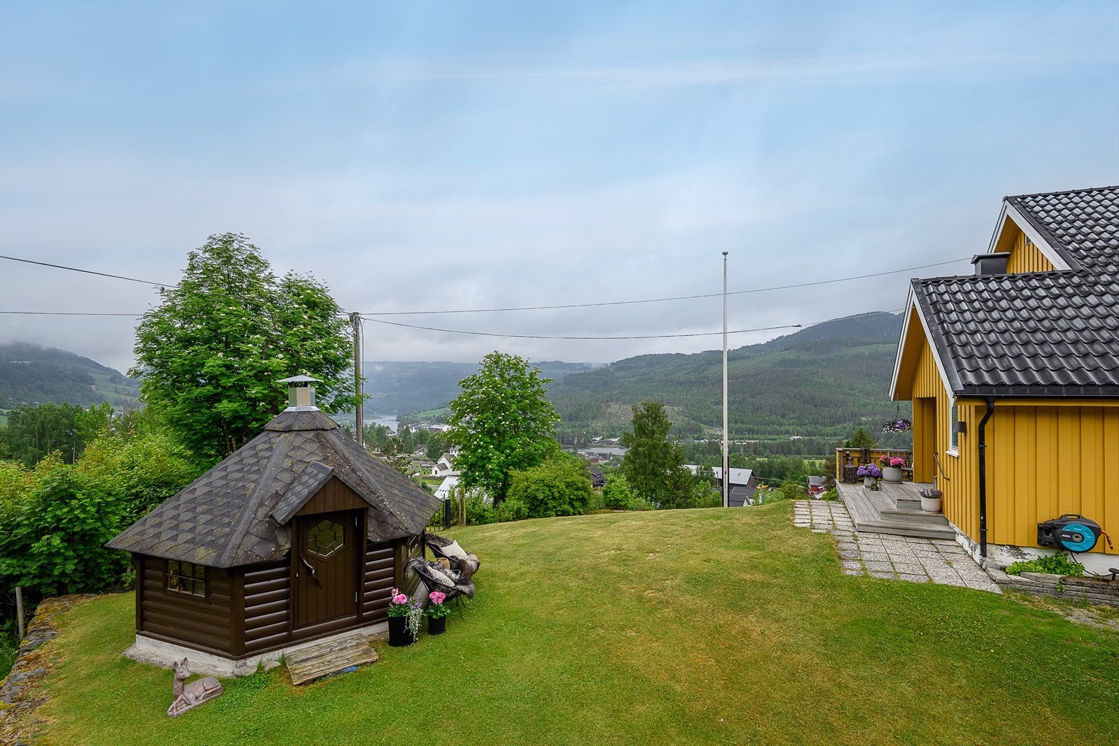En stor hage gir rikelig med plass for lek og utendørsaktiviteter. Galleribilde