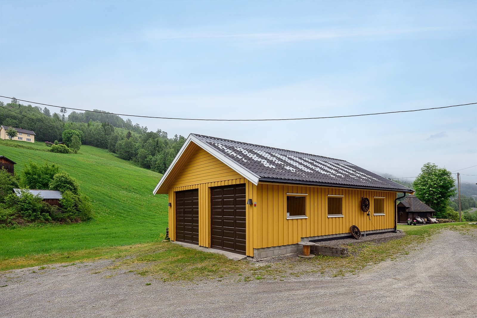 Frittstående garasje på 62 m² fra 1994, med to leddporter med elektriske åpnere. Galleribilde