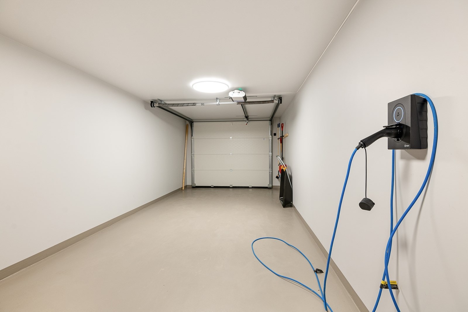 Parkering kan gjøres i oppvarmet garasje, og det er montert en el-bil lader her. Garasjen er såpass lang at det er god plass til sykler i tillegg til bil. Galleribilde