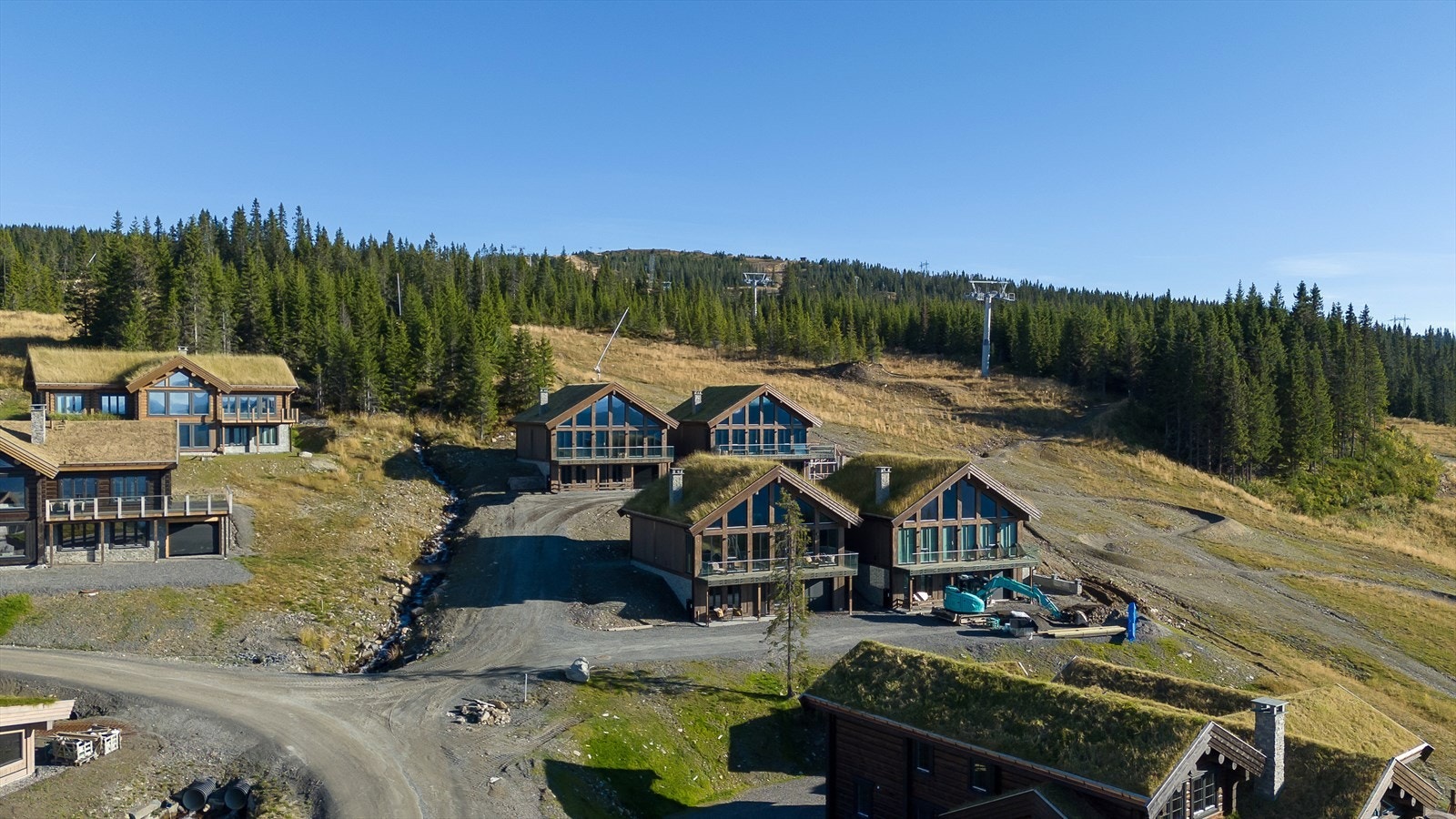 Rett nedenfor hytta ligger stolheis Hafjell 360 og spisestedene på Skavlen og Favn, for å nevne noe. På sommerstid har man umiddelbar nærhet til en ny og stor pumptrack - perfekt for aktive barn og unge. Galleribilde