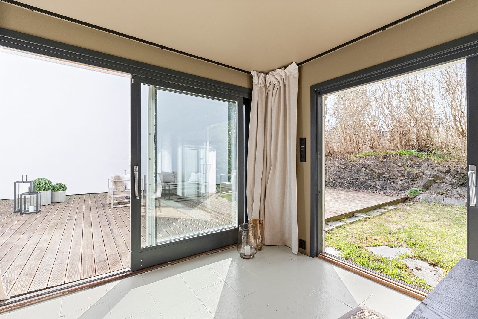 Herfra er det direkte adkomst til en hyggelig terrasse med gode solforhold og fine møbleringsmuligheter. Galleribilde