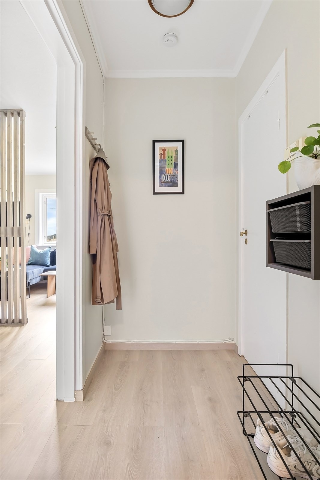 Innbydende entre med plass til å henge fra seg ytterklær og sko. Galleribilde