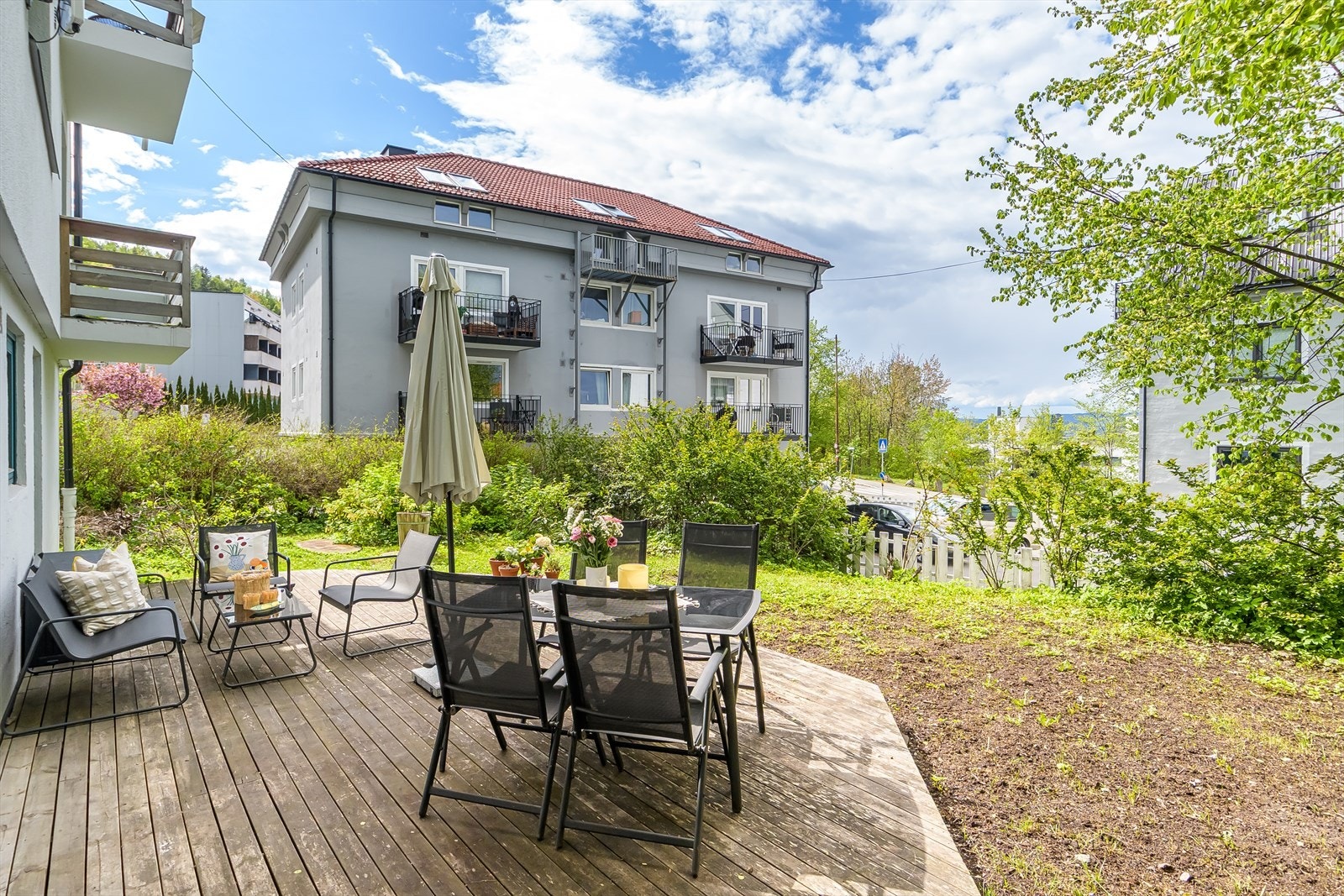 Hyggelig felles markterrasse med sittegrupper. Galleribilde