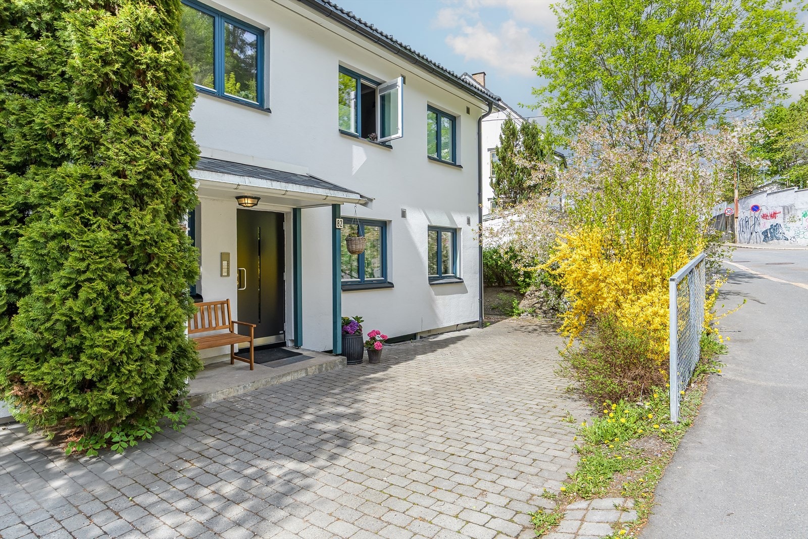 Aksjelaget har parkeringsplasser som kan søkes på etter ledighet. Styreleder opplyser at de per 9. juni har ledig plass, og det er ingen kostnad til parkeringsplassen. Galleribilde