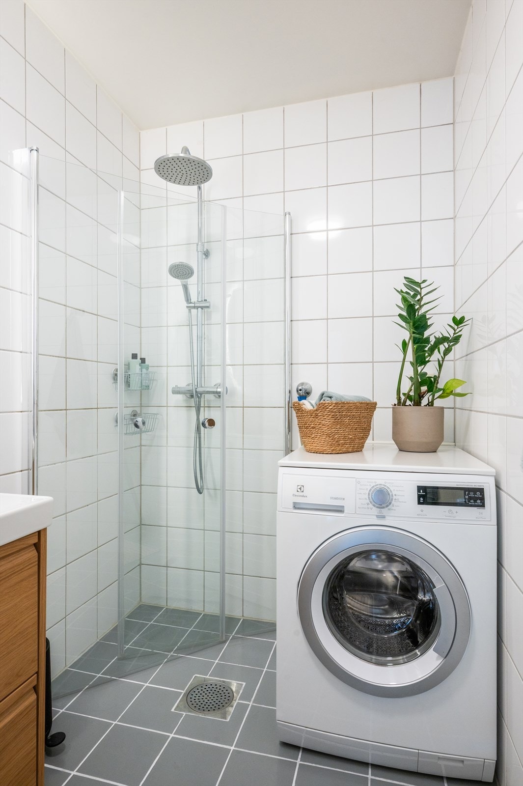 Det er opplegg for vaskemaskin og mekanisk avtrekk. Badet har flislagte vegger og gulv, himling med malte plater samt behagelig elektrisk gulvvarme. Galleribilde