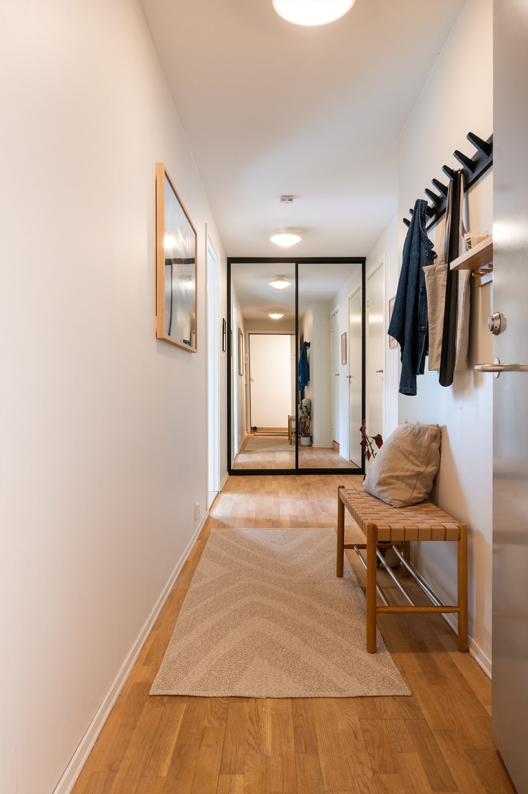 Lys og moderne entré som gir et svært godt førsteinntrykk av boligen. Galleribilde