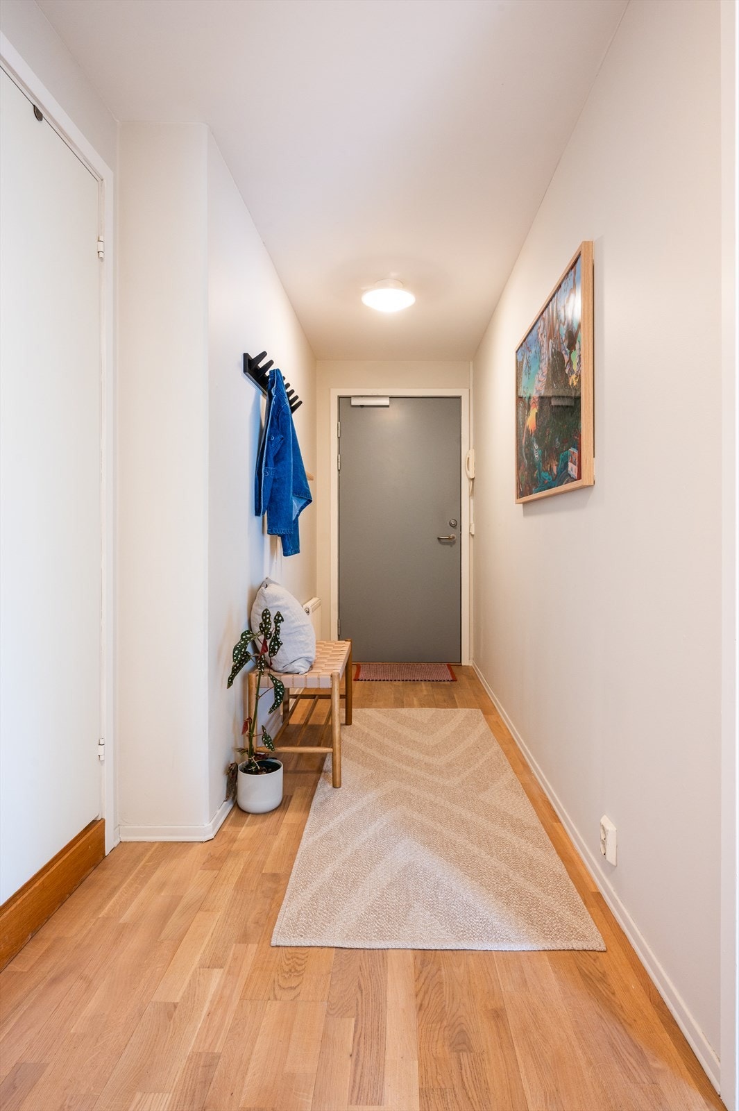 Her er det god plass til oppheng av yttertøy og oppbevaring av sko, samt mulighet for møblering med kommode eller skoskap. Galleribilde