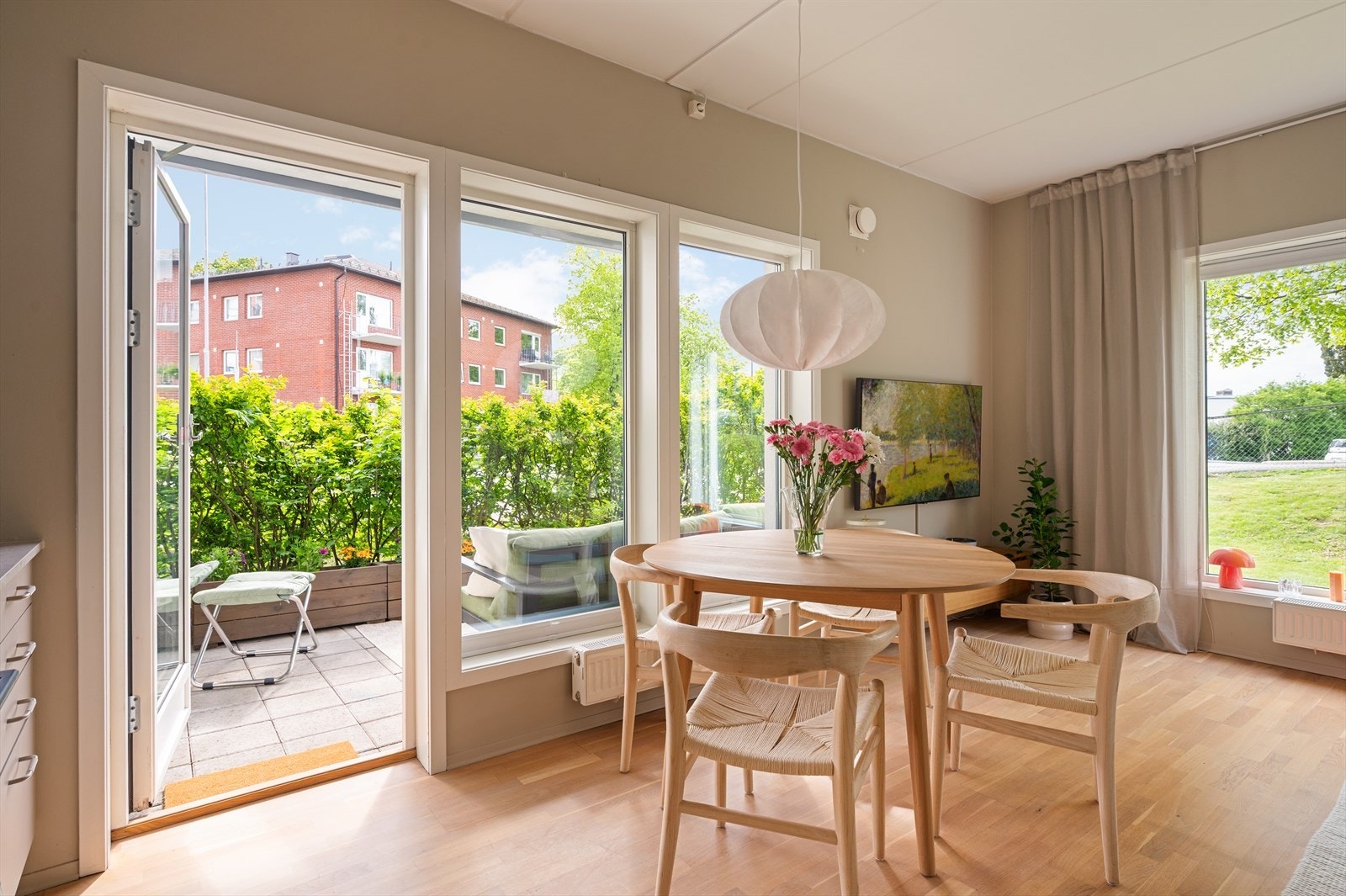 Fra stue- / kjøkken er det også utgang til markterrassen. Galleribilde