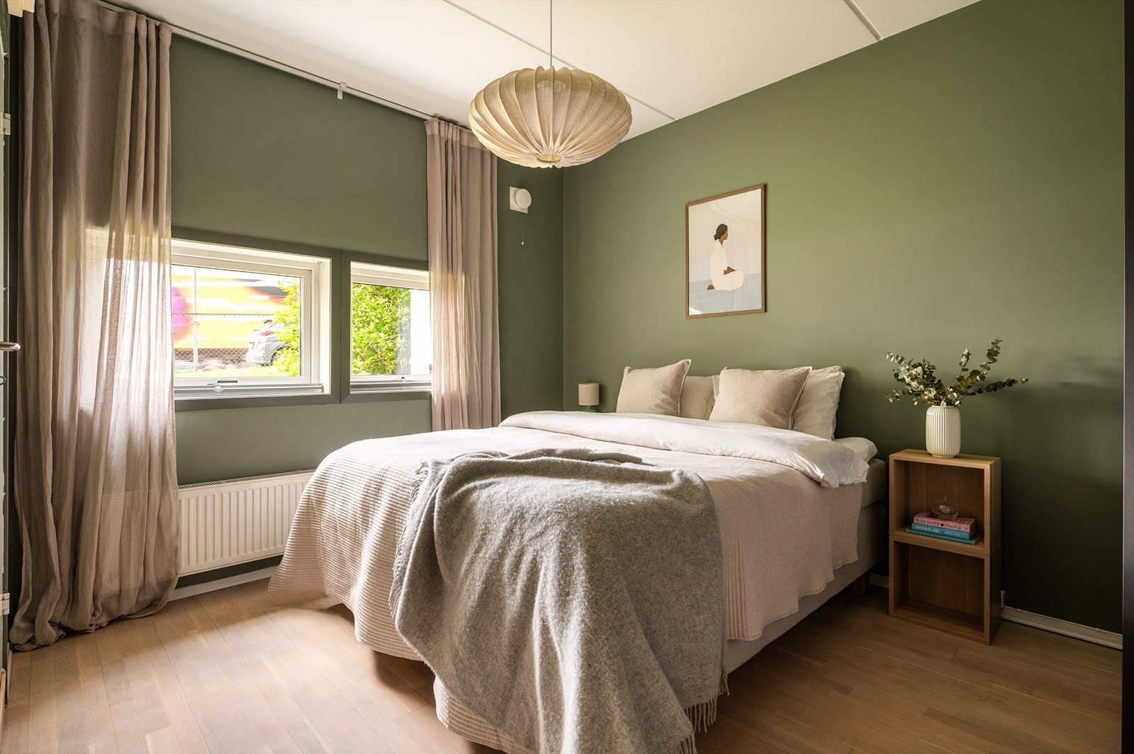 Romslig og innbydende soverom med god plass til dobbeltseng og nattbord. Galleribilde