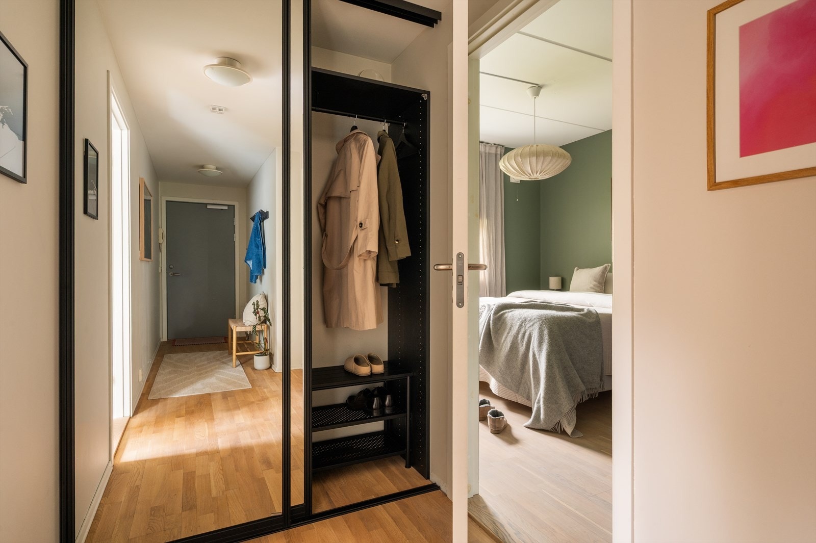 Flott, plassbygd skyvedørsgarderobe fra 2024. Galleribilde