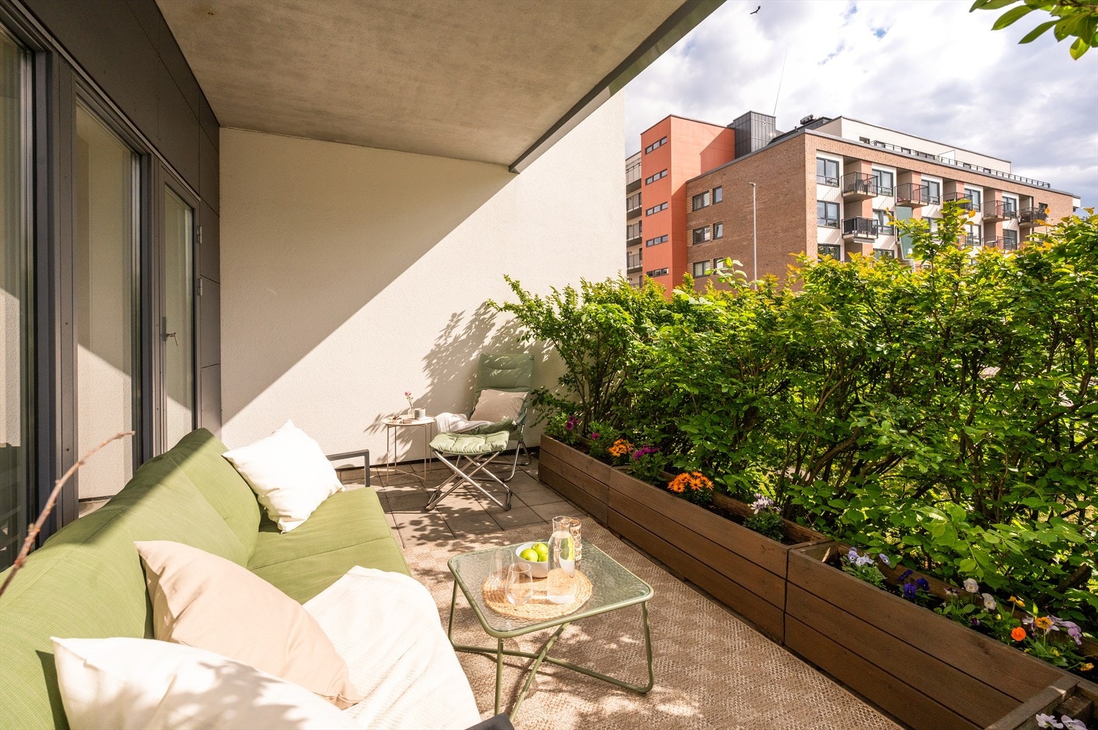 Terrassen er omkranset av hekk som gir et privat og lunt utemiljø med begrenset innsyn. Galleribilde