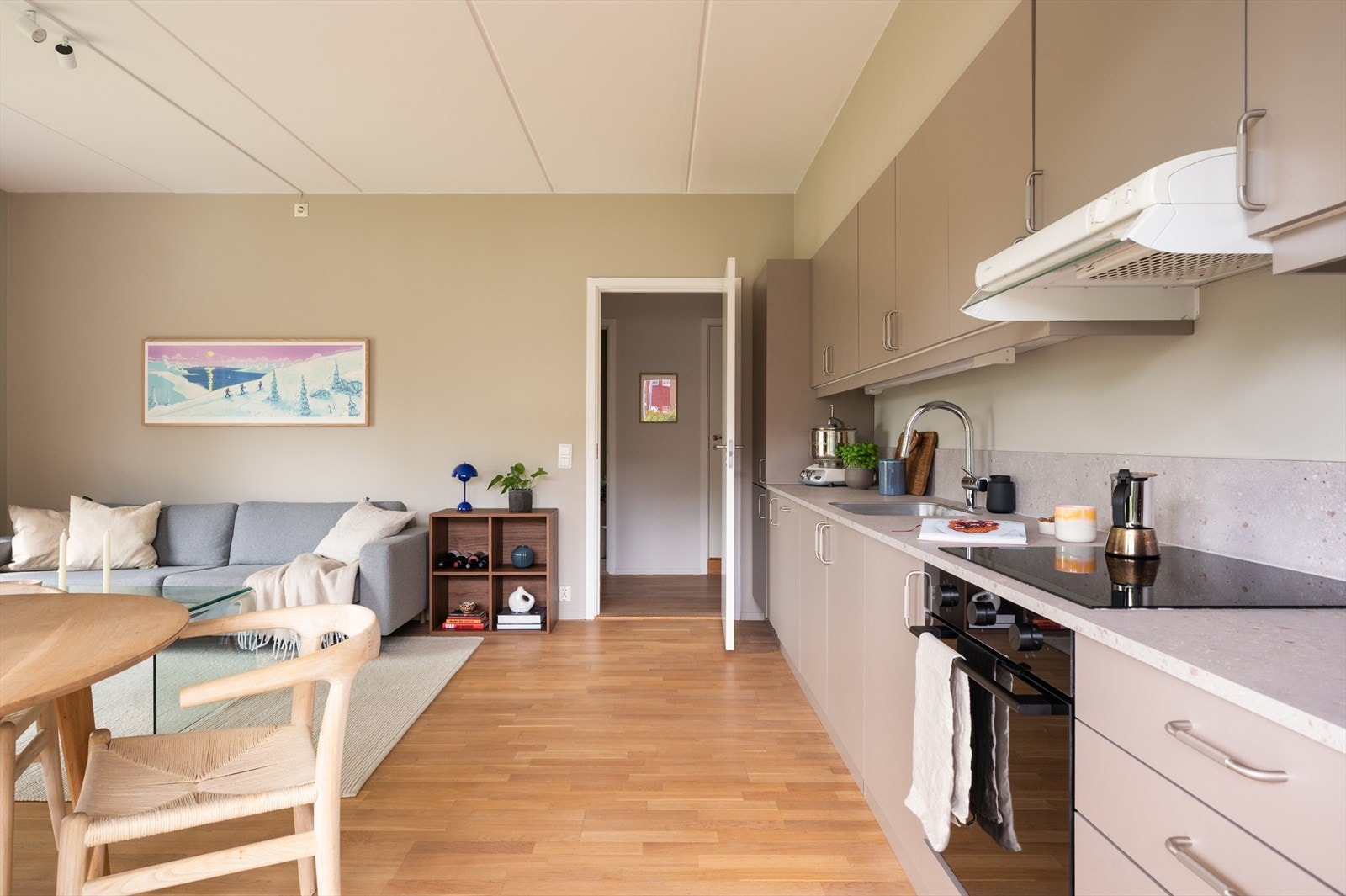 I 2023 ble parkett lakket og overflater malt. Galleribilde