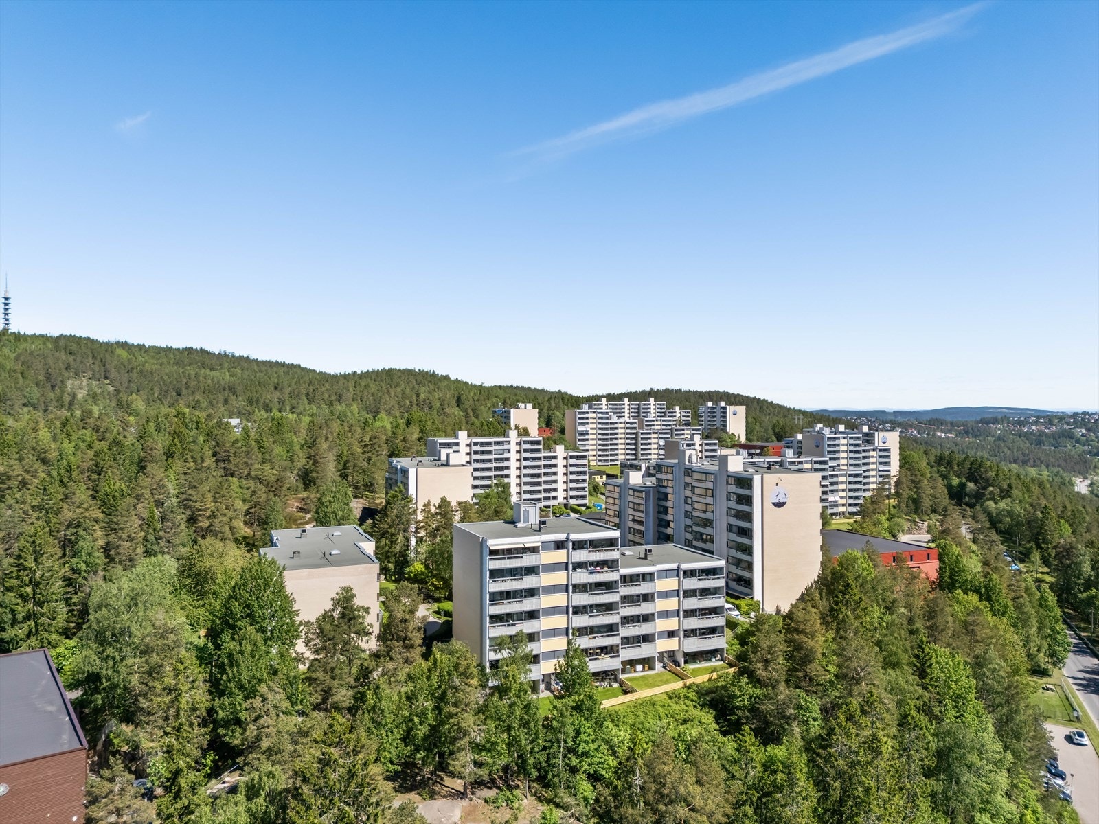 Her har du en attraktiv beliggenhet på Romsås med nærhet til skole, barnehage, marka, kollektiv transport butikker m.m Galleribilde