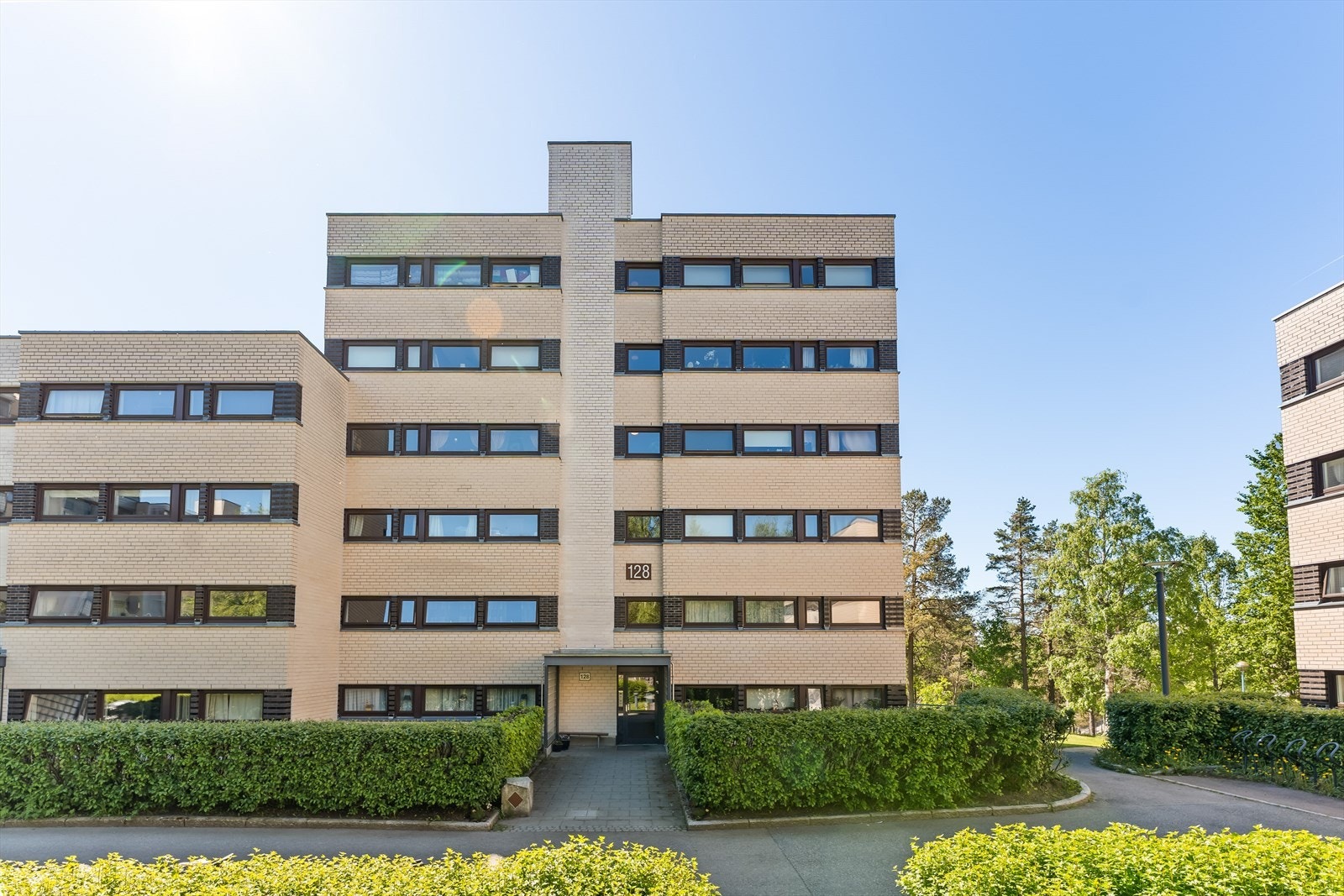 Dette er en romslig 3- roms (Opprinnelig 4-roms) i byggets 4. etasje. Galleribilde