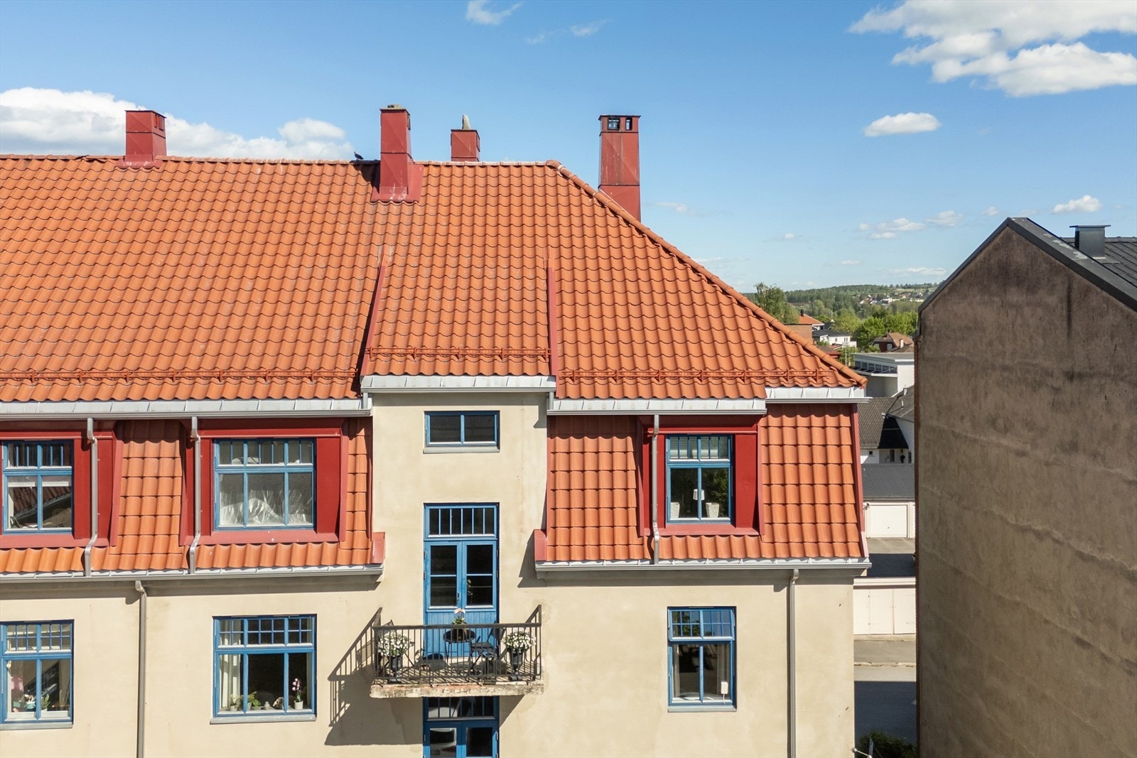 Leiligheten disponerer felles balkong sammen med naboen. I tillegg er det sitteplasser på felles tomt i bakgården Galleribilde