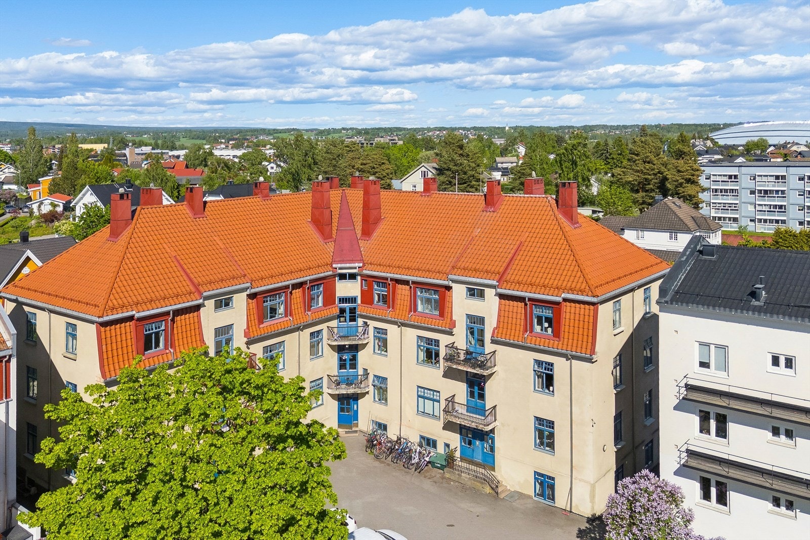Det er en hyggelig bakgård med parkering tilhørende sameiet Galleribilde