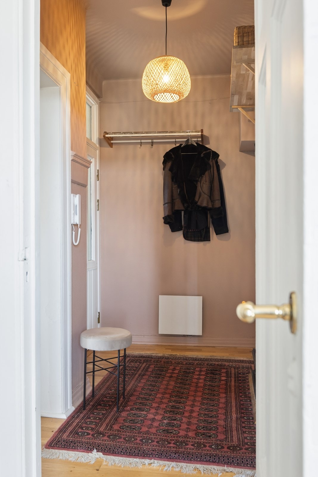 Gangen har plass til yttertøy. Inngang til gjestetoalett fra gangen Galleribilde