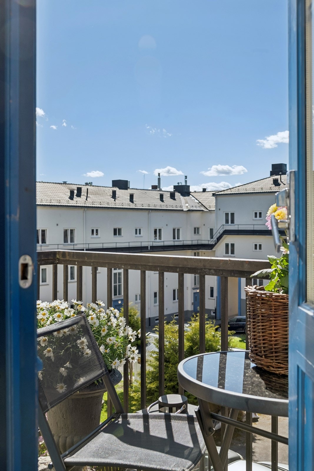 En hyggelig balkong kan benyttes. Adkomst fra trapperommet, og balkongen benyttes av denne leiligheten og naboleiligheten Galleribilde