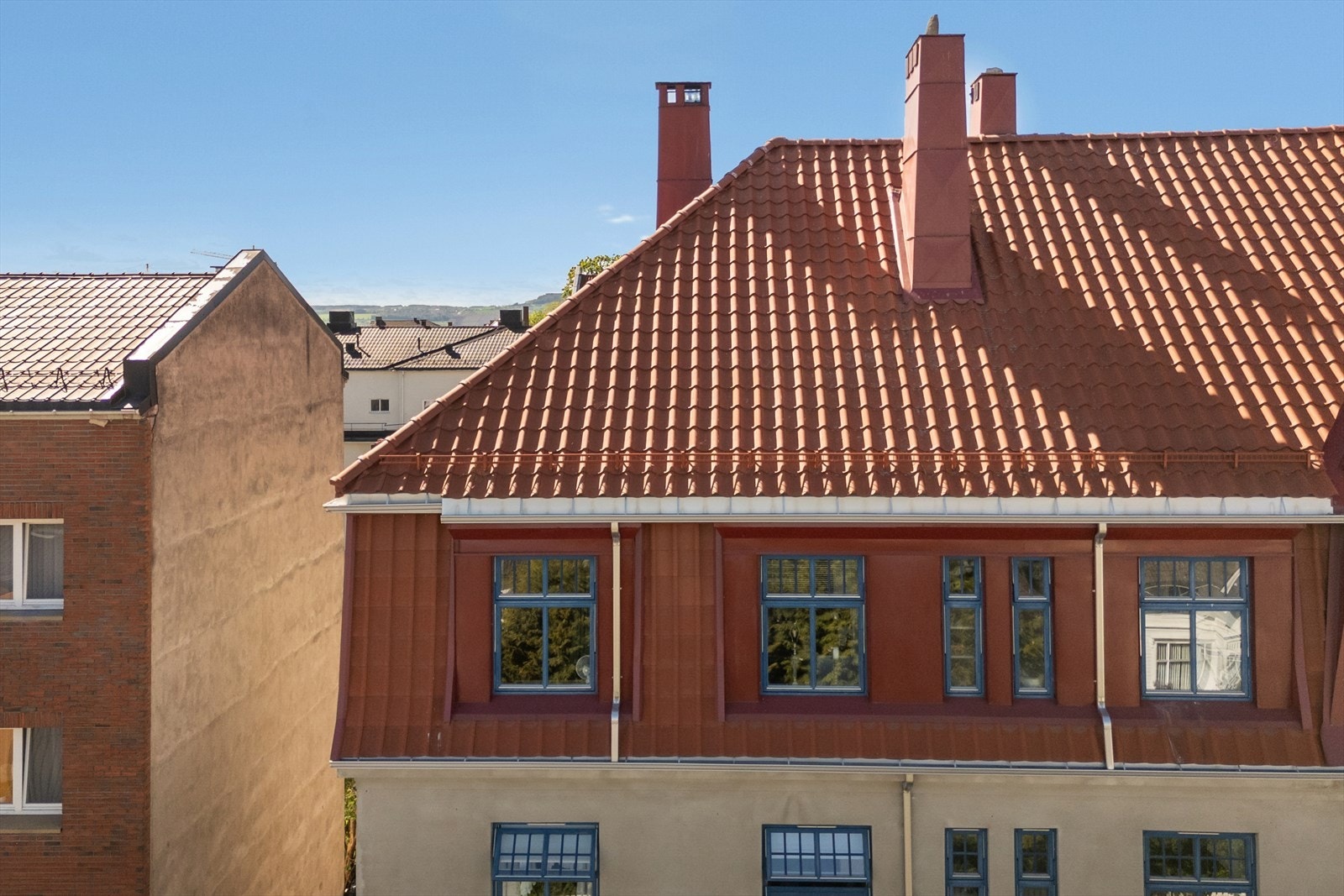 Leiligheten ligger i 3. etasje i en historisk bygård Galleribilde