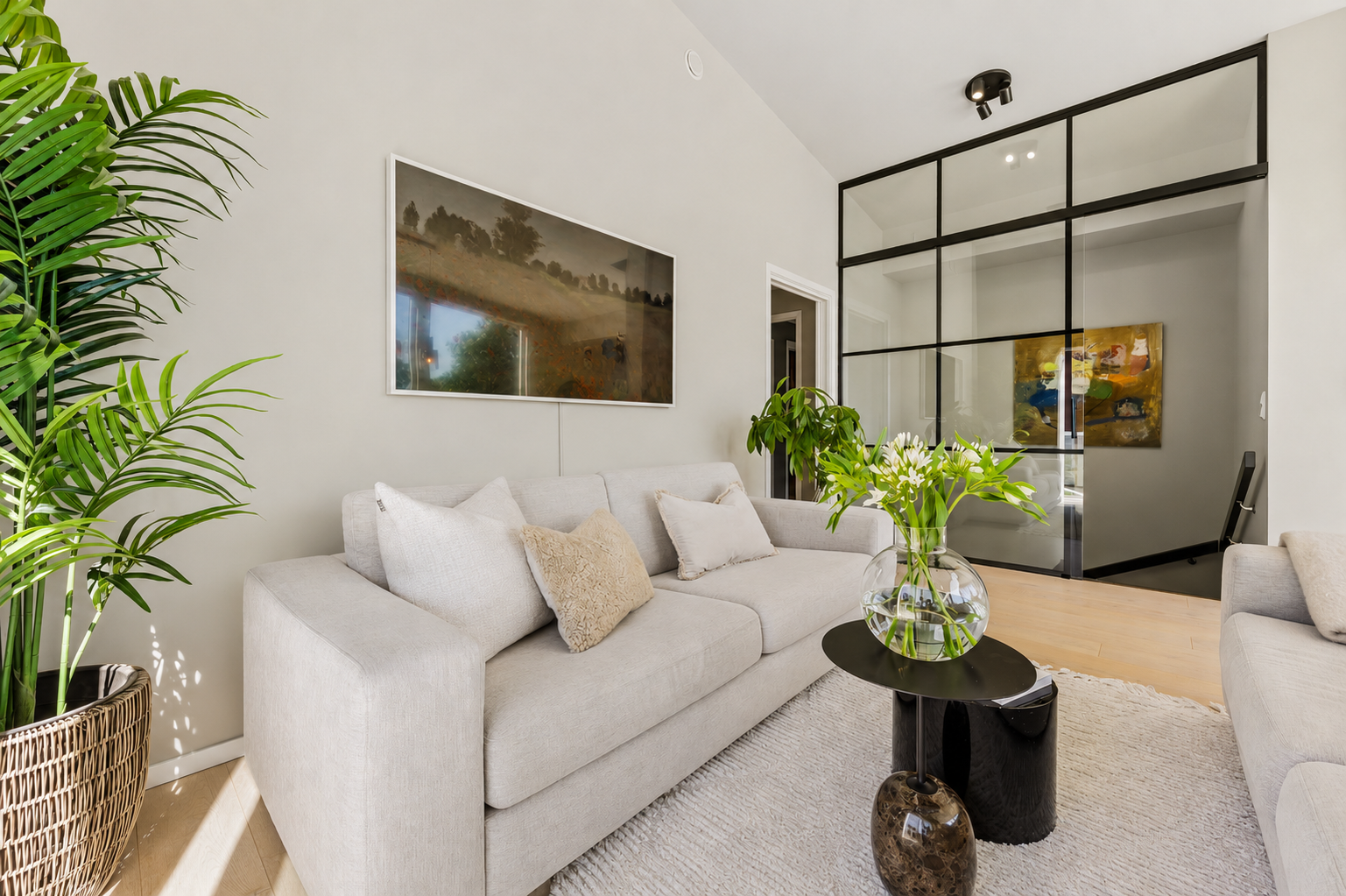 En glassvegg med skyvedør mot gangen ble montert i 2021, og bidrar til en tydelig, men elegant avgrensning av området rundt trappeløpet til underetasjen. Galleribilde