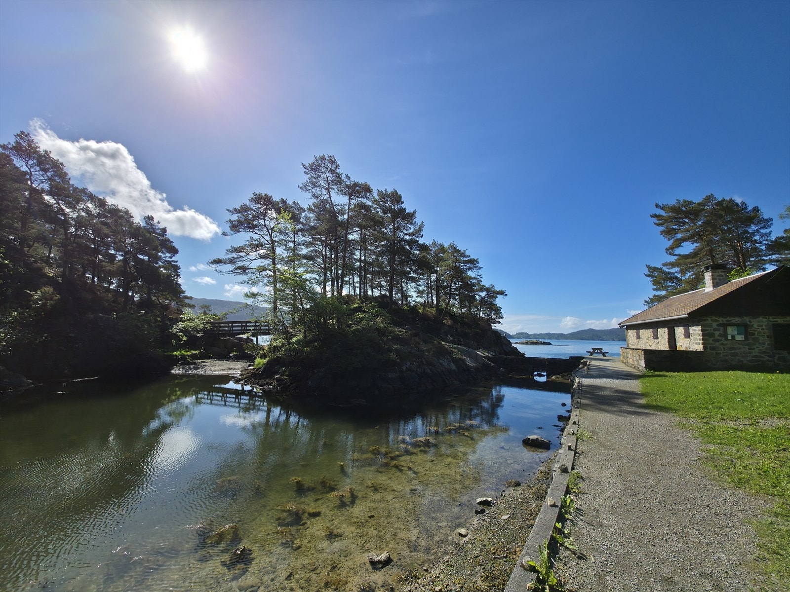 Kun en kort spasertur fra huset ligger Sandholna - en lun, innelukket poll med 700 meter strandlinje mot Fanafjorden Galleribilde