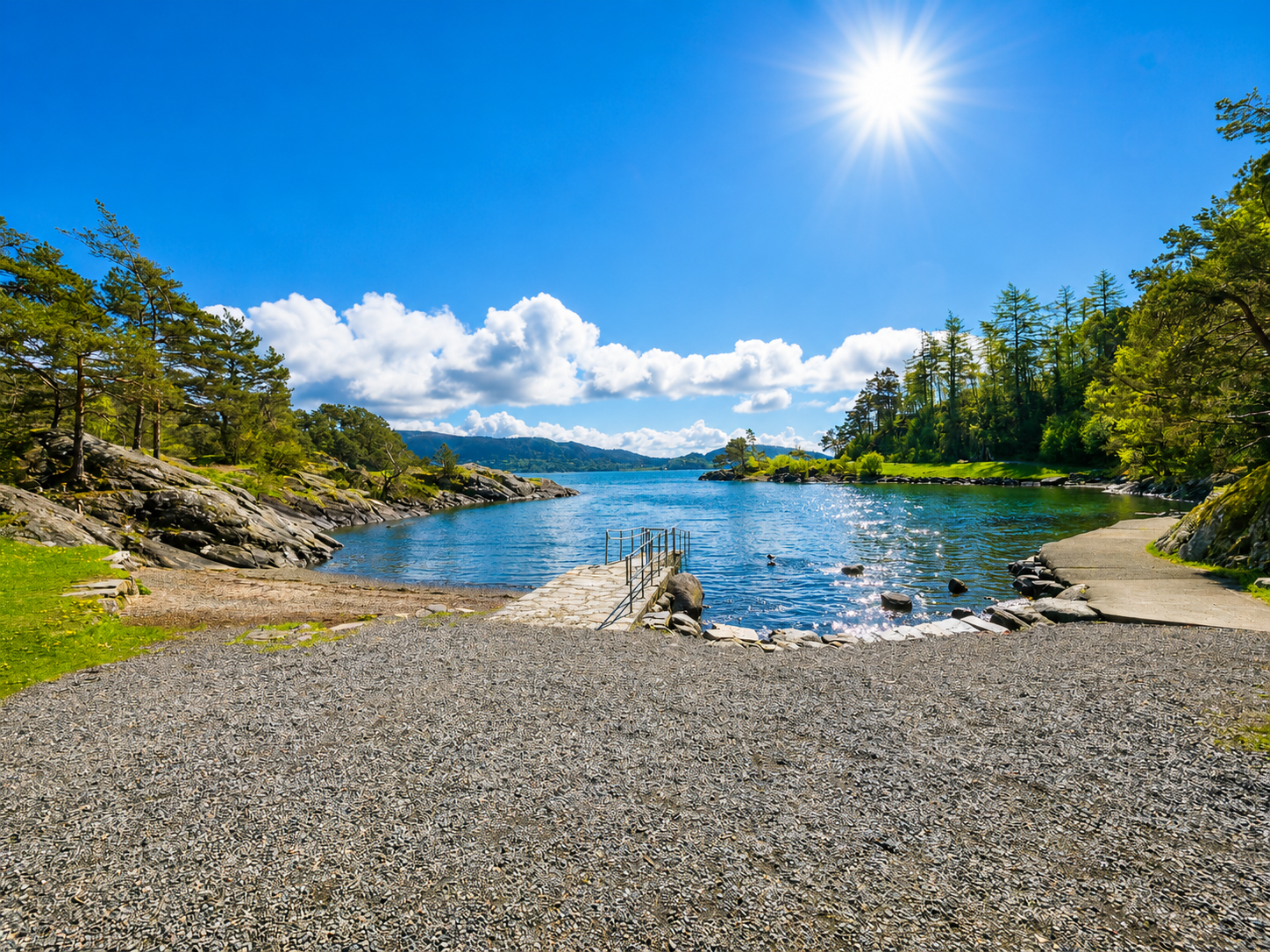 En idyllisk badeplass på Arboretet- perfekt for late sommerdager ved sjøen. Her kan du ta et forfriskende bad og nyte solen. I kort gangavstand herfra er og Sandholna badevik. En skjermet badeplass. Galleribilde