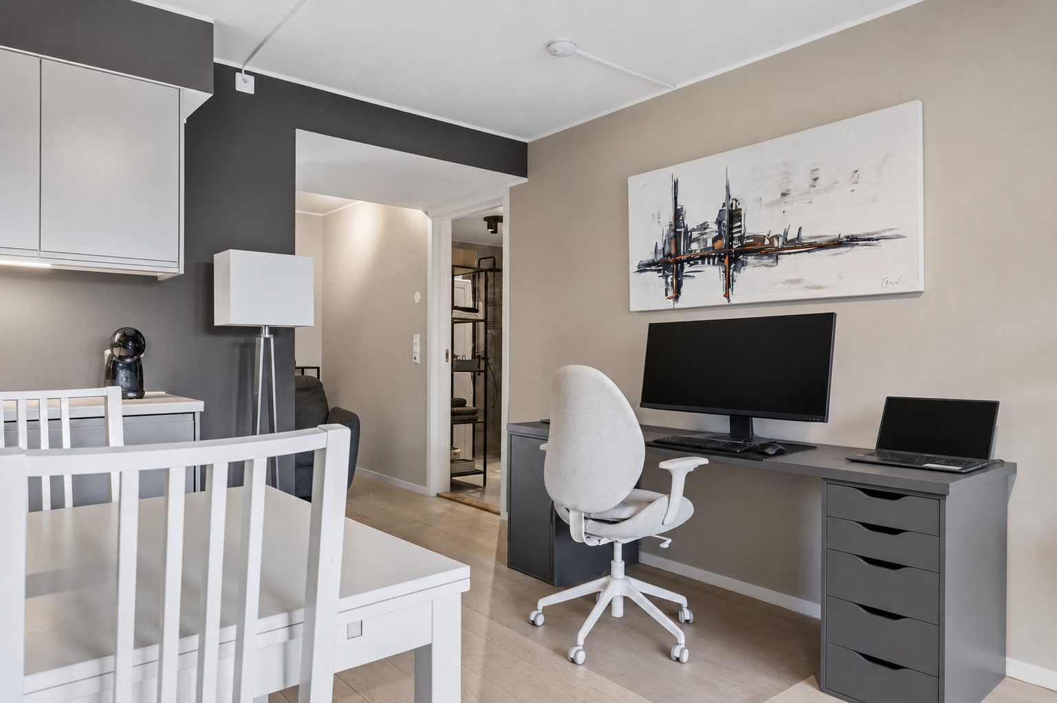 Utleiedelen har en fleksibel og funksjonell planløsning med god plass til både spiseområde og kontorløsning. Dette gir fine muligheter for å tilpasse rommet etter behov, enten til måltider, arbeid eller øvrige daglige aktiviteter. Galleribilde
