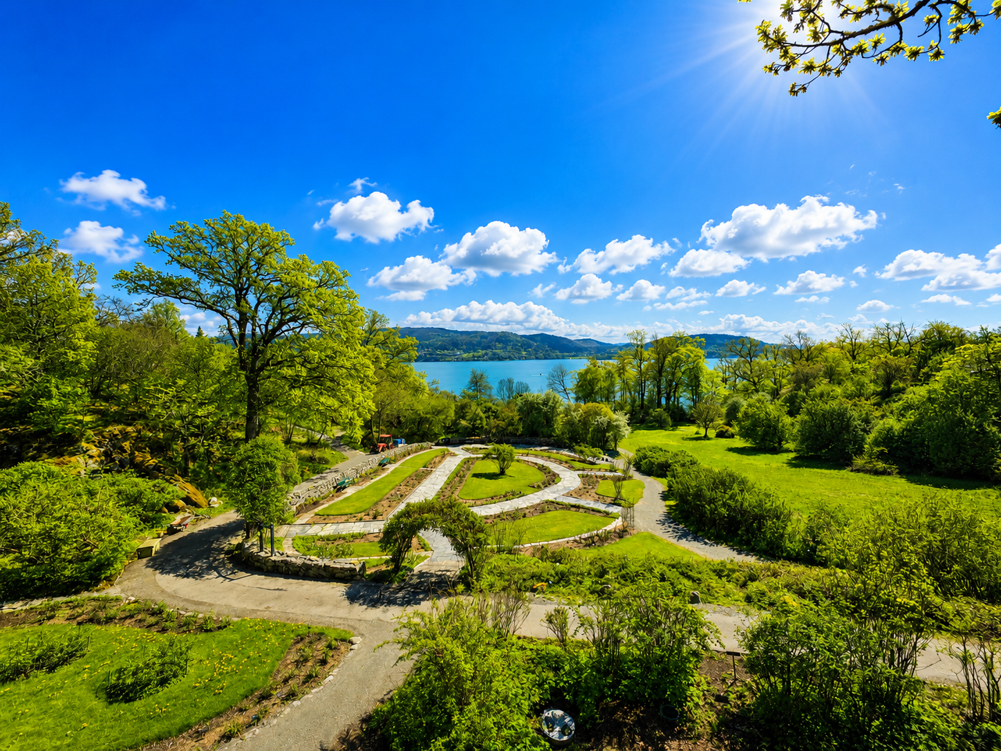 Man kan lett tilbringe en hel dag inne på Arboretet med lange turstier, og vakre parkområder. Flere badeområder tilgjengelig her inne. Galleribilde