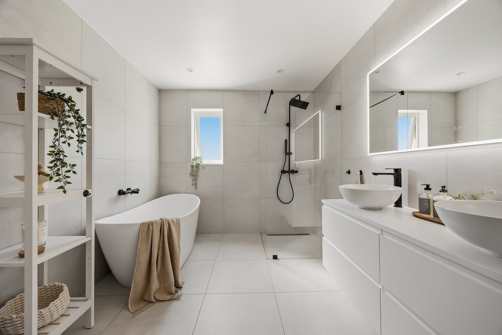 Badet i første etasje er helfliset og utstyrt med både badekar og dusjvegg. Galleribilde
